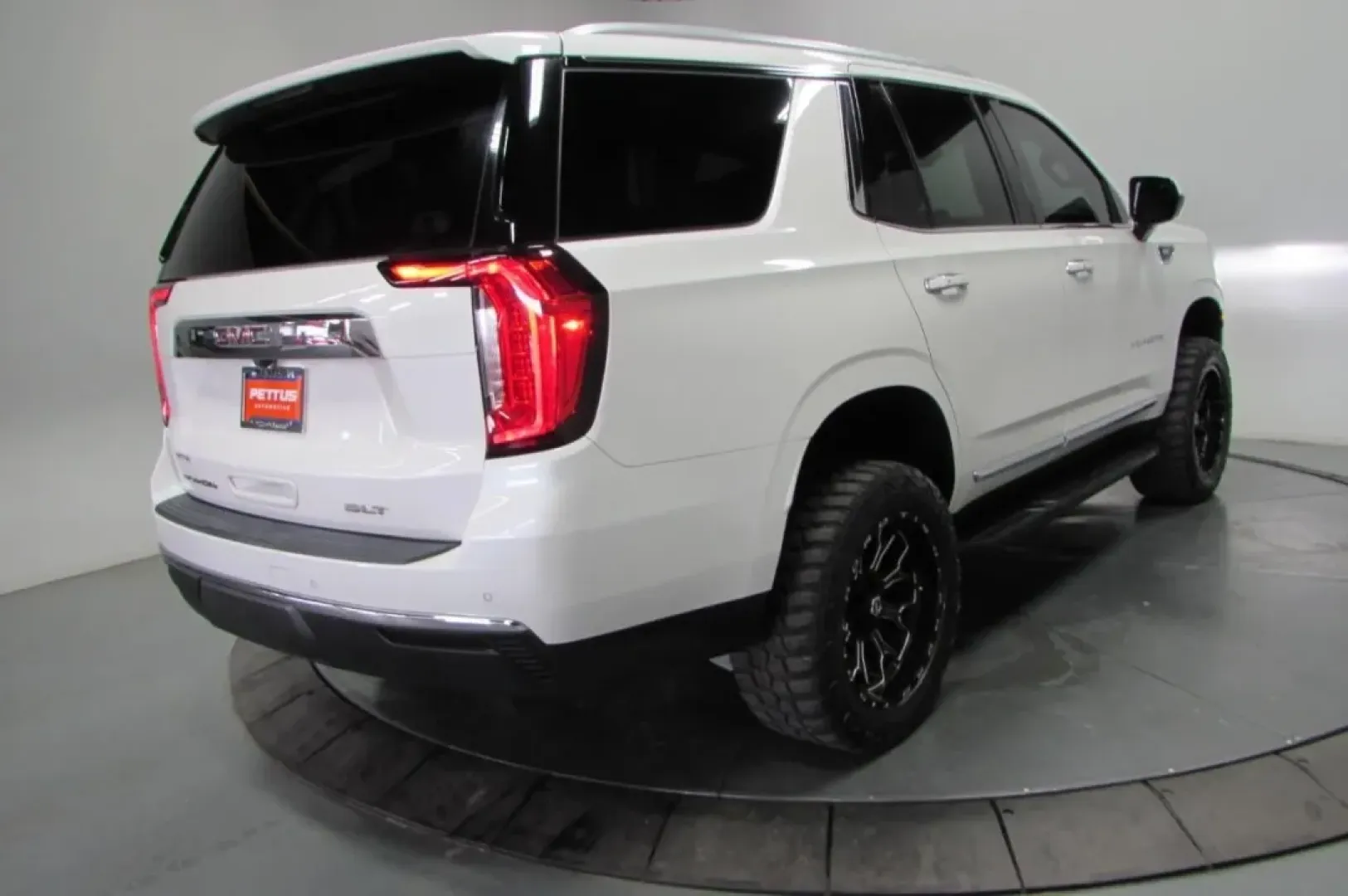 2023 /Jet Black Leather GMC Yukon SLT (1GKS2BKD7PR) with an Other engine, located at 12836 Highway 21, De Soto, MO, 63020, (636) 337-7777, 38.151867, -90.575615 - Are you ready to level up your family adventures or weekend getaways? Look no further than this stunning 2023 GMC Yukon SLT, available now at Pettus Ford De Soto. This SUV is tailored for those who seek comfort, style, and the capability to tackle both everyday commutes and off-the-beaten-path excur - Photo#7
