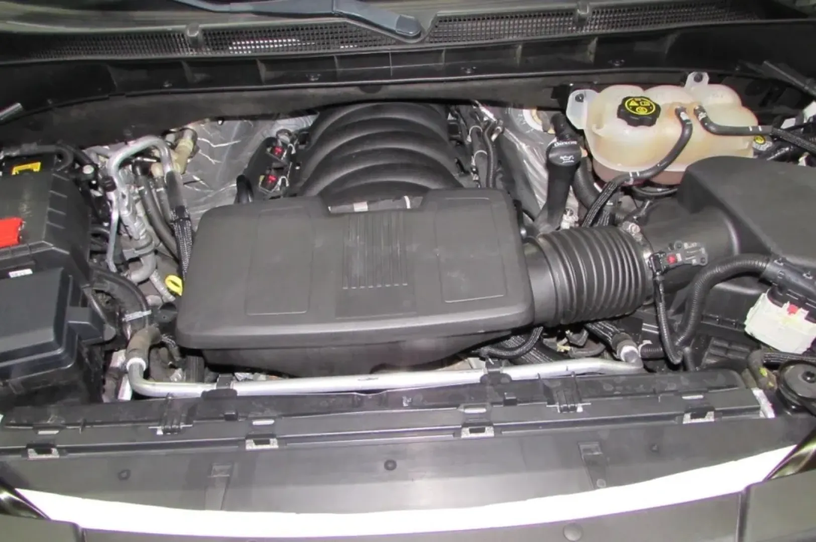 2023 /Jet Black Leather GMC Yukon SLT (1GKS2BKD7PR) with an Other engine, located at 12836 Highway 21, De Soto, MO, 63020, (636) 337-7777, 38.151867, -90.575615 - Are you ready to level up your family adventures or weekend getaways? Look no further than this stunning 2023 GMC Yukon SLT, available now at Pettus Ford De Soto. This SUV is tailored for those who seek comfort, style, and the capability to tackle both everyday commutes and off-the-beaten-path excur - Photo#8
