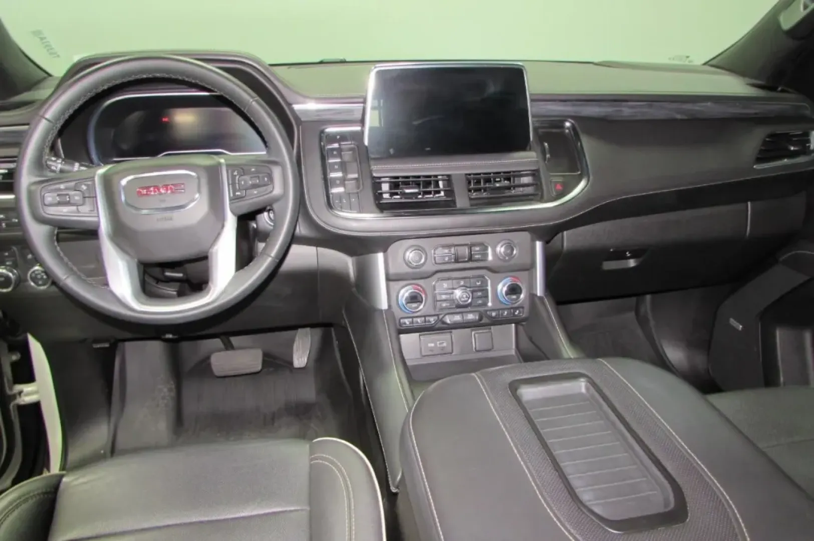 2023 /Jet Black Leather GMC Yukon SLT (1GKS2BKD7PR) with an Other engine, located at 12836 Highway 21, De Soto, MO, 63020, (636) 337-7777, 38.151867, -90.575615 - Are you ready to level up your family adventures or weekend getaways? Look no further than this stunning 2023 GMC Yukon SLT, available now at Pettus Ford De Soto. This SUV is tailored for those who seek comfort, style, and the capability to tackle both everyday commutes and off-the-beaten-path excur - Photo#23