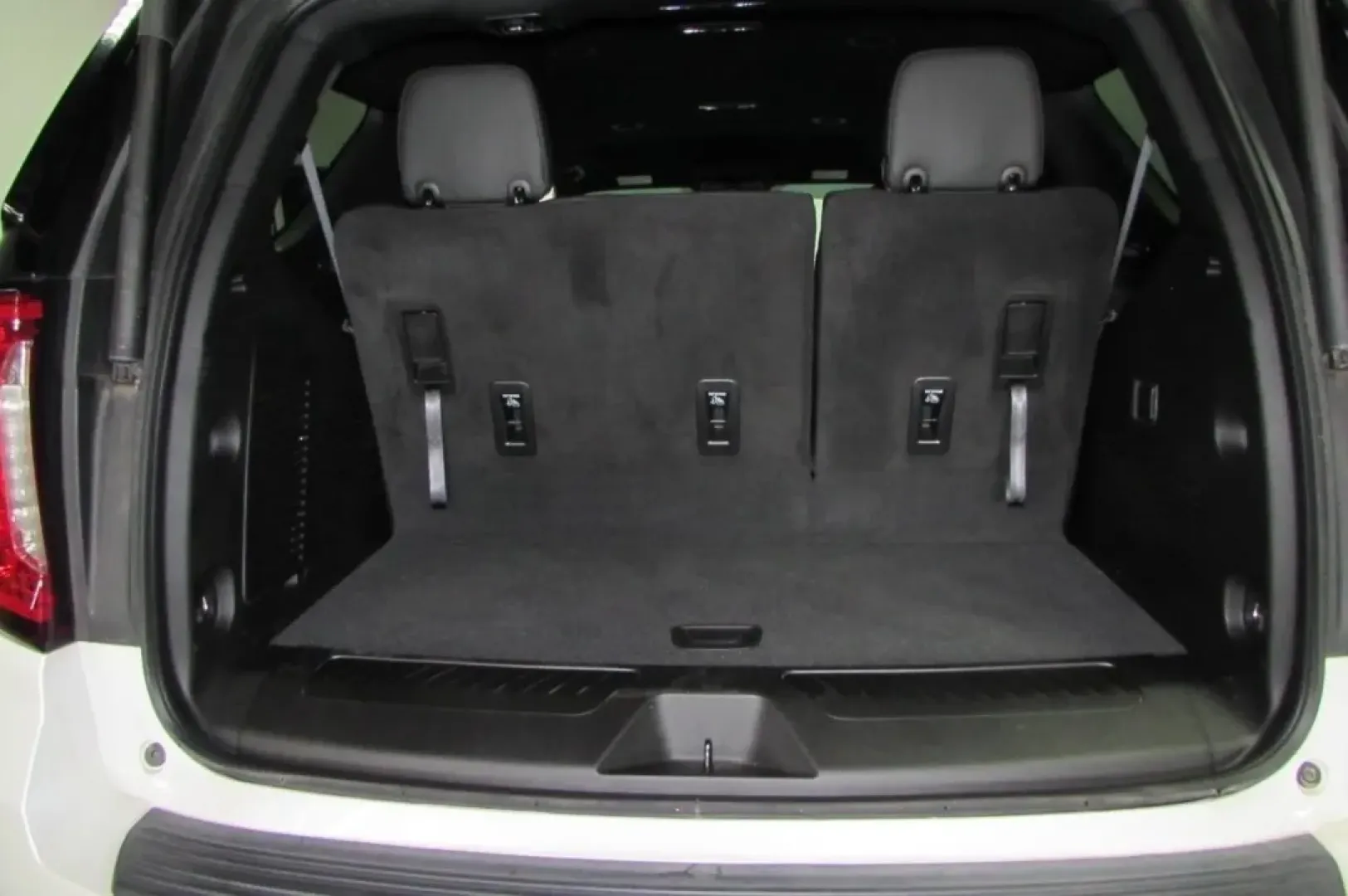 2023 /Jet Black Leather GMC Yukon SLT (1GKS2BKD7PR) with an Other engine, located at 12836 Highway 21, De Soto, MO, 63020, (636) 337-7777, 38.151867, -90.575615 - Are you ready to level up your family adventures or weekend getaways? Look no further than this stunning 2023 GMC Yukon SLT, available now at Pettus Ford De Soto. This SUV is tailored for those who seek comfort, style, and the capability to tackle both everyday commutes and off-the-beaten-path excur - Photo#28