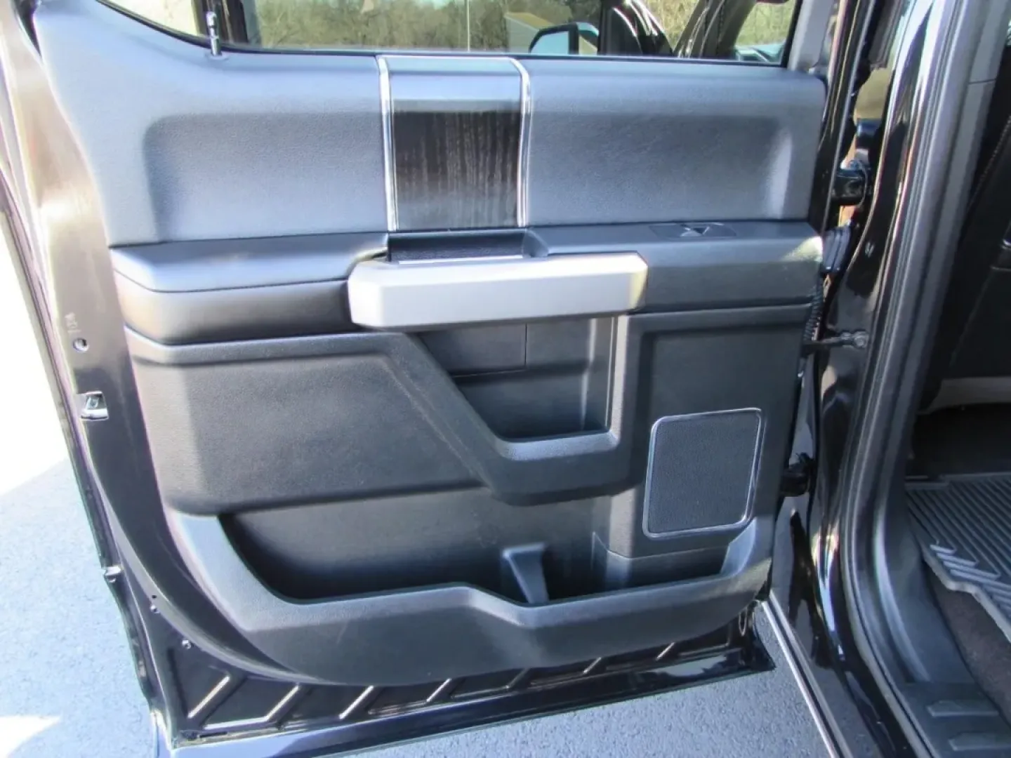 2019 /Black Ford F-150 Platinum (1FTEW1E40KF) with an 3.5L V6 TURBO engine, 6A transmission, located at 12836 Highway 21, De Soto, MO, 63020, (636) 337-7777, 38.151867, -90.575615 - **Elevate Your Adventures with the 2019 Ford F-150: The Ultimate Truck for Every Lifestyle!**<br /> <br /> If you're on the hunt for a vehicle that masterfully balances rugged capability with everyday comfort, look no further than this remarkable 2019 Ford F-150, available now at Pettus Ford De Soto - Photo#25