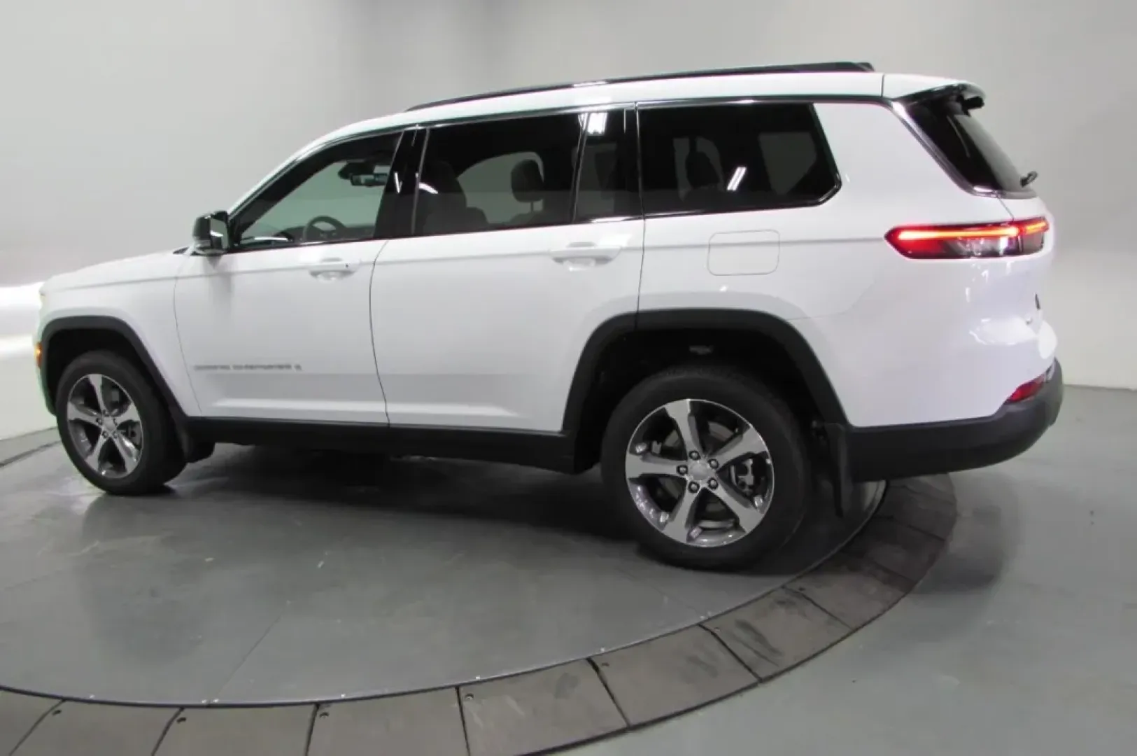 2025 /Wicker Beige/Black Jeep Grand Cherokee Limited (1C4RJKBG4S8) with an Other engine, located at 12830 Highway 21, De Soto, MO, 63020, (636) 337-7777, 38.153099, -90.573624 - Experience the ultimate in versatility and adventure with the 2025 Jeep Grand Cherokee Limited, now available at Pettus CDJR DeSoto, your trusted OEM dealership located at 12830 Highway 21, De Soto, MO 63020. This SUV is not just a vehicle; it's a lifestyle choice that perfectly blends comfort, capa - Photo#4