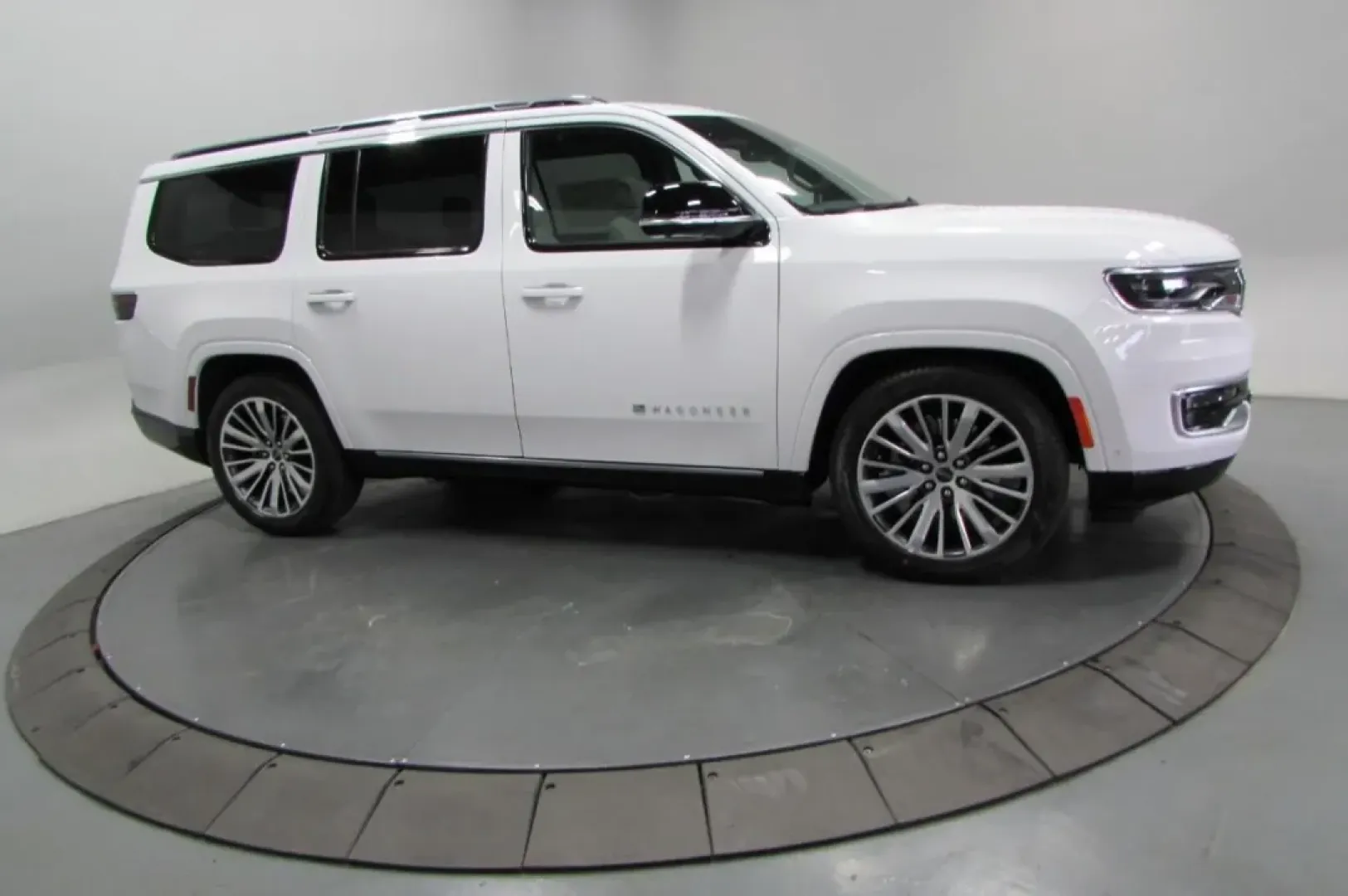 2025 /Sea Salt/Black Leather Jeep Wagoneer Series II (1C4SJVBP5SS) with an Other engine, Automatic transmission, located at 12830 Highway 21, De Soto, MO, 63020, (636) 337-7777, 38.153099, -90.573624 - **Experience Adventure and Luxury with the 2025 Jeep Wagoneer at Pettus CDJR DeSoto!**<br /> <br /> Are you ready to elevate your family adventures or weekend getaways? The 2025 Jeep Wagoneer is the perfect companion for those who crave a blend of rugged capability and refined comfort. This luxuriou - Photo#3