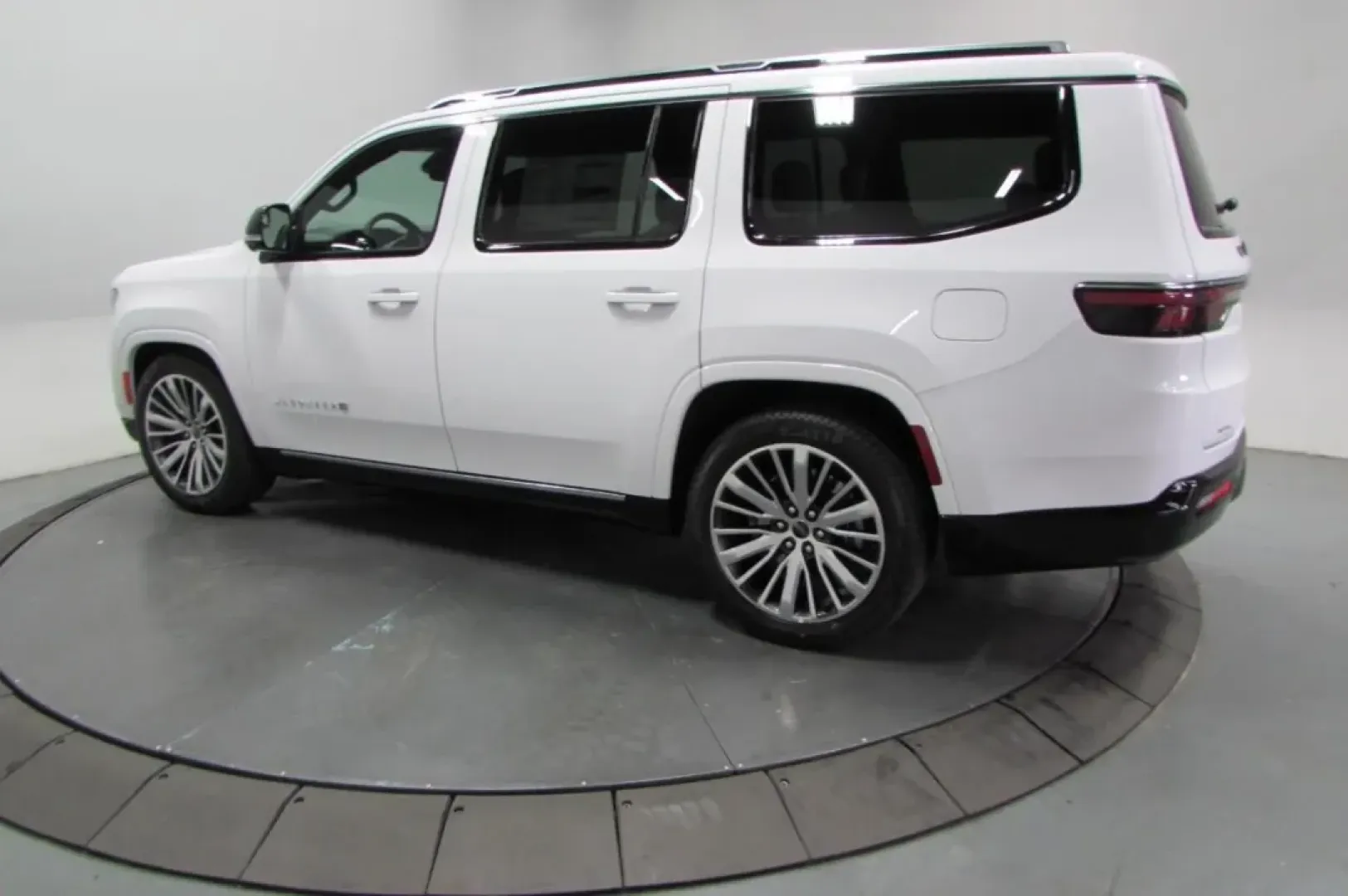 2025 /Sea Salt/Black Leather Jeep Wagoneer Series II (1C4SJVBP5SS) with an Other engine, Automatic transmission, located at 12830 Highway 21, De Soto, MO, 63020, (636) 337-7777, 38.153099, -90.573624 - **Experience Adventure and Luxury with the 2025 Jeep Wagoneer at Pettus CDJR DeSoto!**<br /> <br /> Are you ready to elevate your family adventures or weekend getaways? The 2025 Jeep Wagoneer is the perfect companion for those who crave a blend of rugged capability and refined comfort. This luxuriou - Photo#4