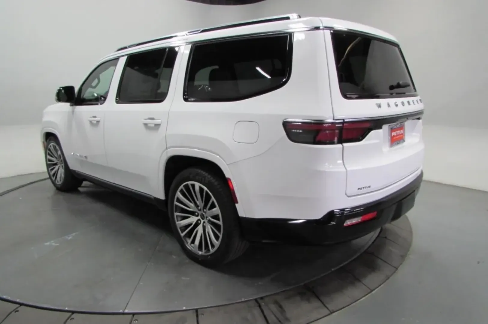 2025 /Sea Salt/Black Leather Jeep Wagoneer Series II (1C4SJVBP5SS) with an Other engine, Automatic transmission, located at 12830 Highway 21, De Soto, MO, 63020, (636) 337-7777, 38.153099, -90.573624 - **Experience Adventure and Luxury with the 2025 Jeep Wagoneer at Pettus CDJR DeSoto!**<br /> <br /> Are you ready to elevate your family adventures or weekend getaways? The 2025 Jeep Wagoneer is the perfect companion for those who crave a blend of rugged capability and refined comfort. This luxuriou - Photo#5