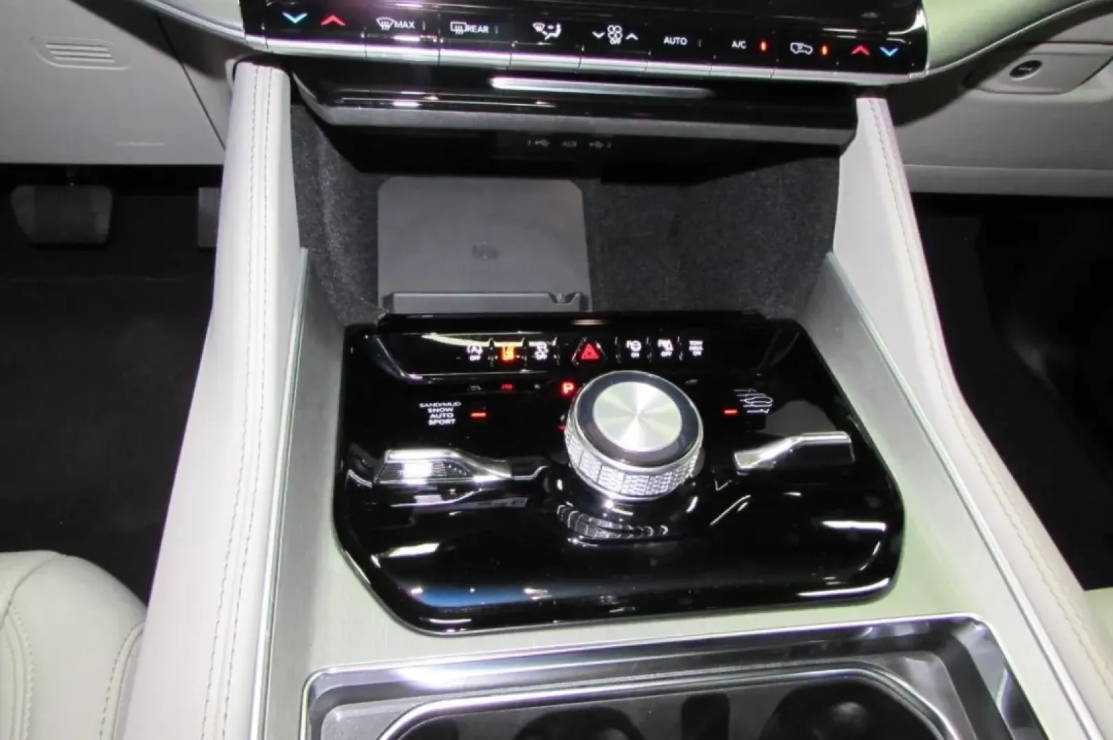 2025 /Sea Salt/Black Leather Jeep Wagoneer Series II (1C4SJVBP5SS) with an Other engine, Automatic transmission, located at 12830 Highway 21, De Soto, MO, 63020, (636) 337-7777, 38.153099, -90.573624 - **Experience Adventure and Luxury with the 2025 Jeep Wagoneer at Pettus CDJR DeSoto!**<br /> <br /> Are you ready to elevate your family adventures or weekend getaways? The 2025 Jeep Wagoneer is the perfect companion for those who crave a blend of rugged capability and refined comfort. This luxuriou - Photo#20