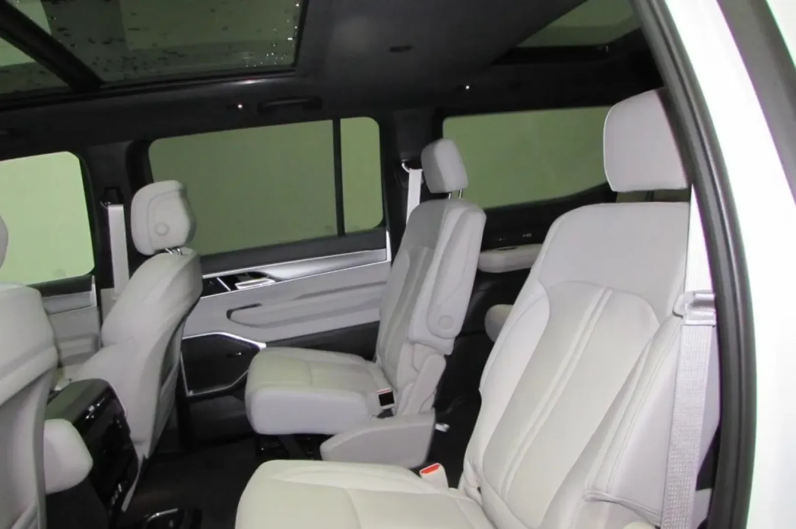 2025 /Sea Salt/Black Leather Jeep Wagoneer Series II (1C4SJVBP5SS) with an Other engine, Automatic transmission, located at 12830 Highway 21, De Soto, MO, 63020, (636) 337-7777, 38.153099, -90.573624 - **Experience Adventure and Luxury with the 2025 Jeep Wagoneer at Pettus CDJR DeSoto!**<br /> <br /> Are you ready to elevate your family adventures or weekend getaways? The 2025 Jeep Wagoneer is the perfect companion for those who crave a blend of rugged capability and refined comfort. This luxuriou - Photo#25