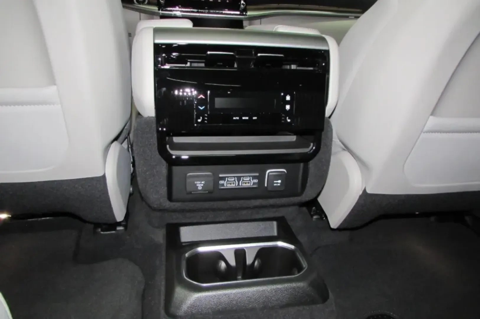 2025 /Sea Salt/Black Leather Jeep Wagoneer Series II (1C4SJVBP5SS) with an Other engine, Automatic transmission, located at 12830 Highway 21, De Soto, MO, 63020, (636) 337-7777, 38.153099, -90.573624 - **Experience Adventure and Luxury with the 2025 Jeep Wagoneer at Pettus CDJR DeSoto!**<br /> <br /> Are you ready to elevate your family adventures or weekend getaways? The 2025 Jeep Wagoneer is the perfect companion for those who crave a blend of rugged capability and refined comfort. This luxuriou - Photo#26