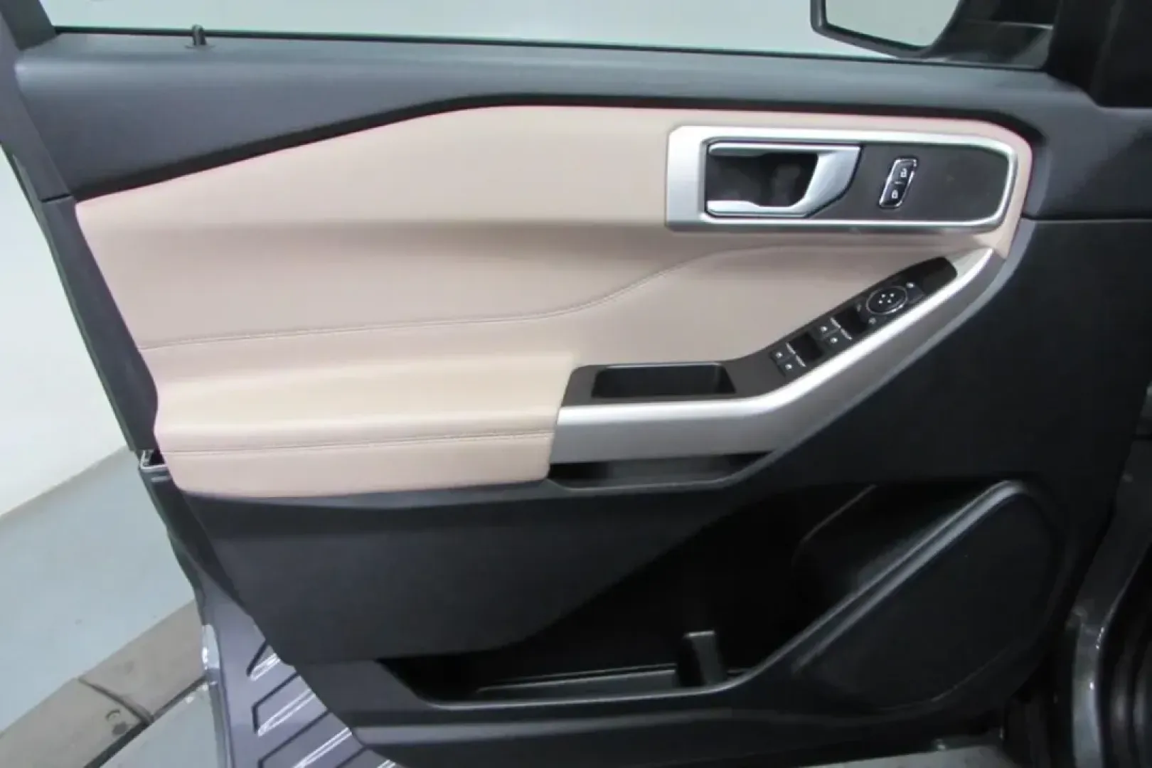 2023 /Sandstone Leather Ford Explorer XLT (1FMSK8DH3PG) with an Other engine, Automatic transmission, located at 12836 Highway 21, De Soto, MO, 63020, (636) 337-7777, 38.151867, -90.575615 - **Explore the Open Road in Style with the 2023 Ford Explorer XLT - Perfect for Any Adventure!**<br /> <br /> Are you ready for your next family road trip, weekend adventure, or daily commute? Look no further than the 2023 Ford Explorer XLT, available now at Pettus Ford De Soto in De Soto, MO. This v - Photo#12
