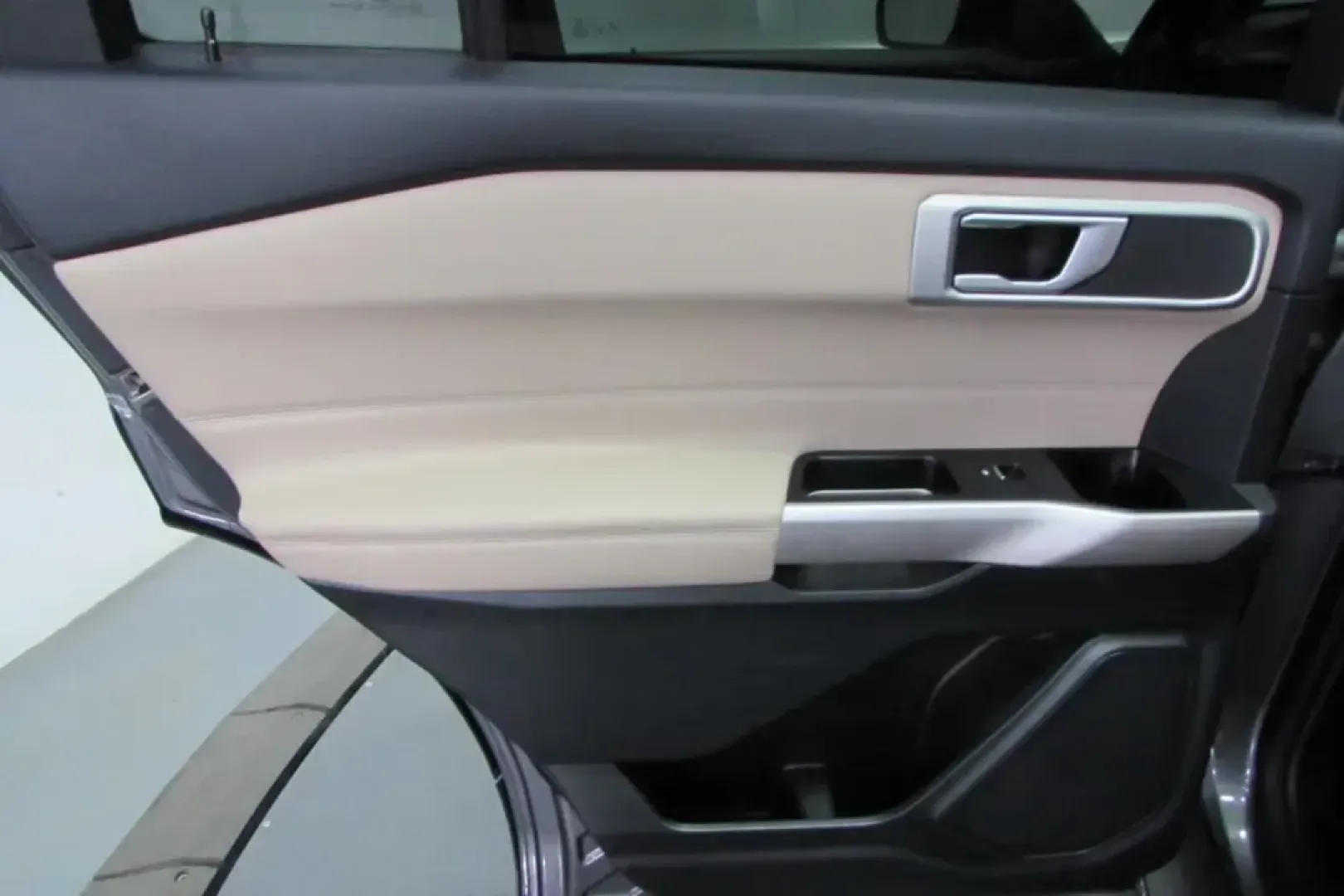 2023 /Sandstone Leather Ford Explorer XLT (1FMSK8DH3PG) with an Other engine, Automatic transmission, located at 12836 Highway 21, De Soto, MO, 63020, (636) 337-7777, 38.151867, -90.575615 - **Explore the Open Road in Style with the 2023 Ford Explorer XLT - Perfect for Any Adventure!**<br /> <br /> Are you ready for your next family road trip, weekend adventure, or daily commute? Look no further than the 2023 Ford Explorer XLT, available now at Pettus Ford De Soto in De Soto, MO. This v - Photo#24