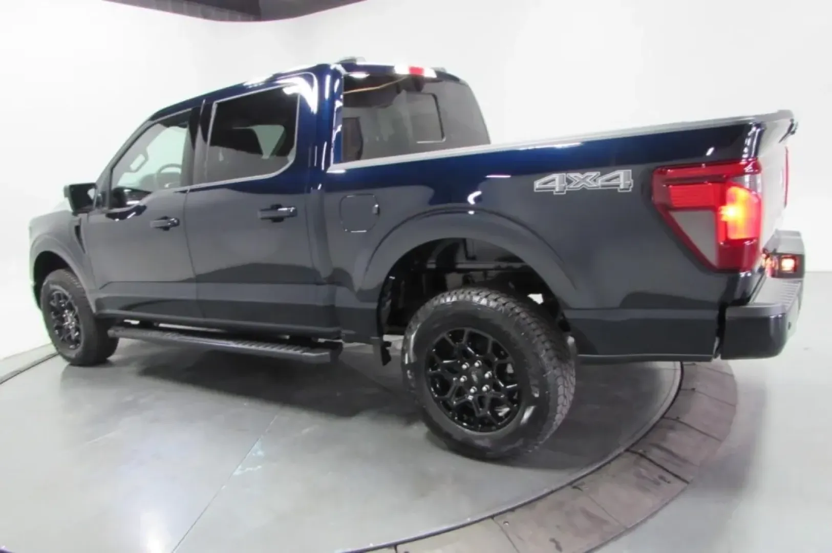 2025 /Black Ford F-150 XLT (1FTFW3L54SK) with an 5.0L engine, located at 12836 Highway 21, De Soto, MO, 63020, (636) 337-7777, 38.151867, -90.575615 - **Elevate Your Adventures with the 2025 Ford F-150 XLT at Pettus Ford De Soto!**<br /> <br /> Are you ready to take your weekend getaways and everyday errands to the next level? Look no further than the stunning 2025 Ford F-150 XLT, the perfect truck for those who crave both adventure and practicali - Photo#4