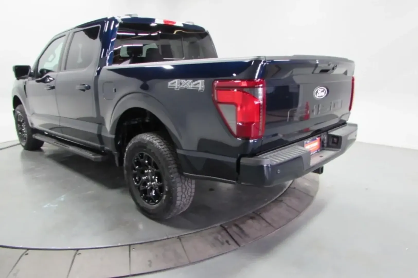 2025 /Black Ford F-150 XLT (1FTFW3L54SK) with an 5.0L engine, located at 12836 Highway 21, De Soto, MO, 63020, (636) 337-7777, 38.151867, -90.575615 - **Elevate Your Adventures with the 2025 Ford F-150 XLT at Pettus Ford De Soto!**<br /> <br /> Are you ready to take your weekend getaways and everyday errands to the next level? Look no further than the stunning 2025 Ford F-150 XLT, the perfect truck for those who crave both adventure and practicali - Photo#5