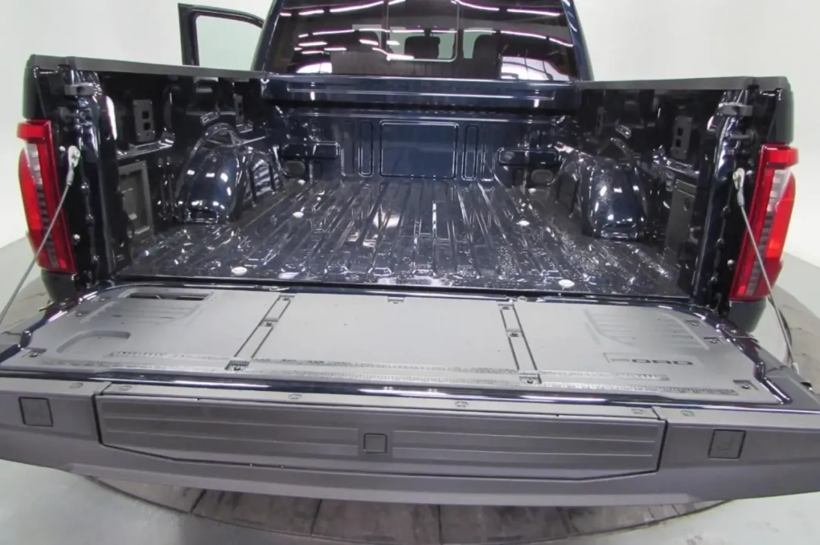 2025 /Black Ford F-150 XLT (1FTFW3L54SK) with an 5.0L engine, located at 12836 Highway 21, De Soto, MO, 63020, (636) 337-7777, 38.151867, -90.575615 - **Elevate Your Adventures with the 2025 Ford F-150 XLT at Pettus Ford De Soto!**<br /> <br /> Are you ready to take your weekend getaways and everyday errands to the next level? Look no further than the stunning 2025 Ford F-150 XLT, the perfect truck for those who crave both adventure and practicali - Photo#12