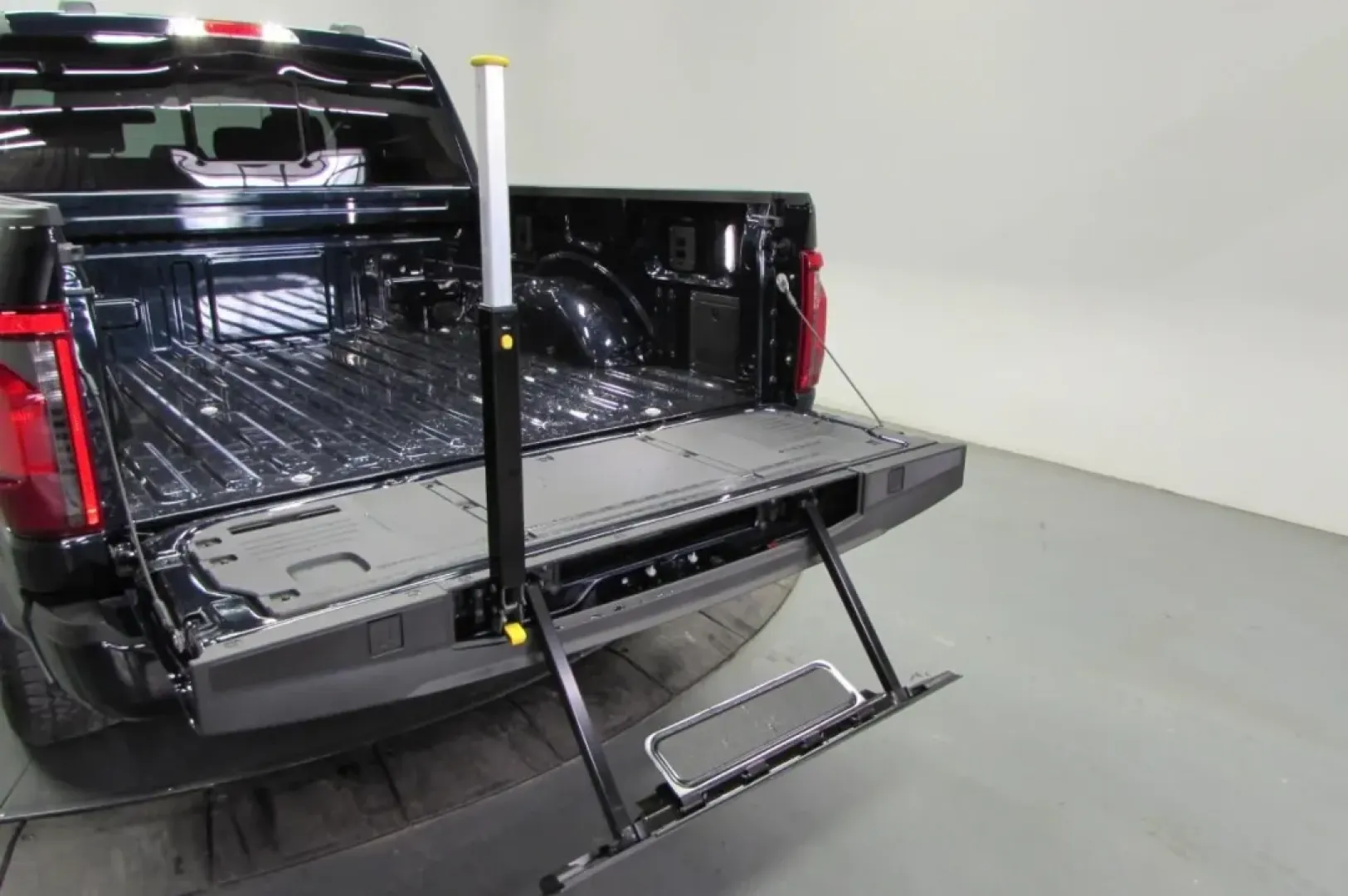 2025 /Black Ford F-150 XLT (1FTFW3L54SK) with an 5.0L engine, located at 12836 Highway 21, De Soto, MO, 63020, (636) 337-7777, 38.151867, -90.575615 - **Elevate Your Adventures with the 2025 Ford F-150 XLT at Pettus Ford De Soto!**<br /> <br /> Are you ready to take your weekend getaways and everyday errands to the next level? Look no further than the stunning 2025 Ford F-150 XLT, the perfect truck for those who crave both adventure and practicali - Photo#14