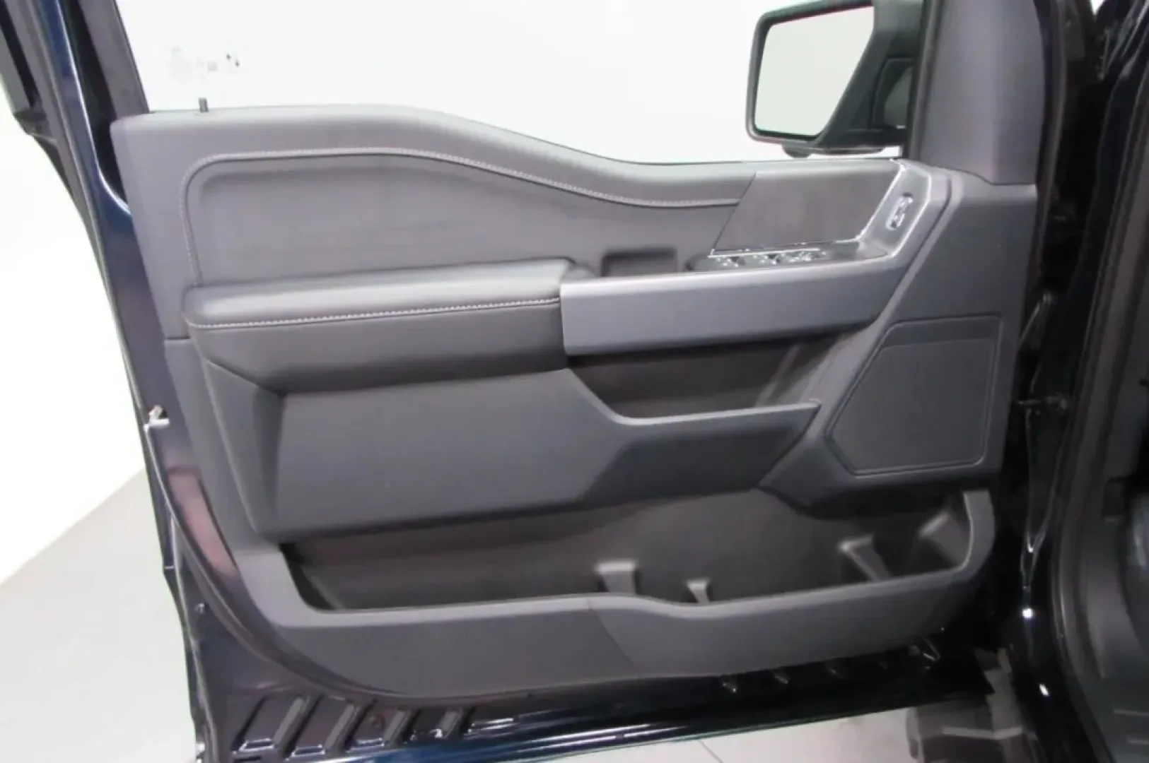 2025 /Black Ford F-150 XLT (1FTFW3L54SK) with an 5.0L engine, located at 12836 Highway 21, De Soto, MO, 63020, (636) 337-7777, 38.151867, -90.575615 - **Elevate Your Adventures with the 2025 Ford F-150 XLT at Pettus Ford De Soto!**<br /> <br /> Are you ready to take your weekend getaways and everyday errands to the next level? Look no further than the stunning 2025 Ford F-150 XLT, the perfect truck for those who crave both adventure and practicali - Photo#15