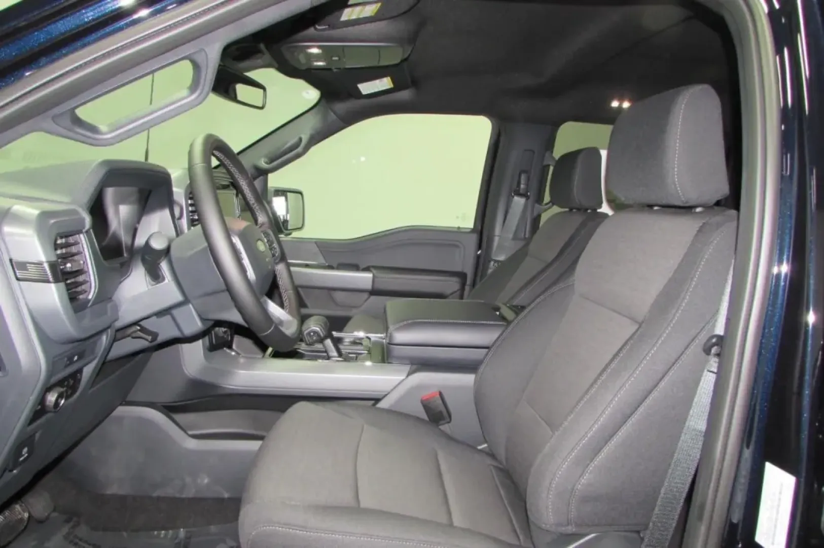 2025 /Black Ford F-150 XLT (1FTFW3L54SK) with an 5.0L engine, located at 12836 Highway 21, De Soto, MO, 63020, (636) 337-7777, 38.151867, -90.575615 - **Elevate Your Adventures with the 2025 Ford F-150 XLT at Pettus Ford De Soto!**<br /> <br /> Are you ready to take your weekend getaways and everyday errands to the next level? Look no further than the stunning 2025 Ford F-150 XLT, the perfect truck for those who crave both adventure and practicali - Photo#16