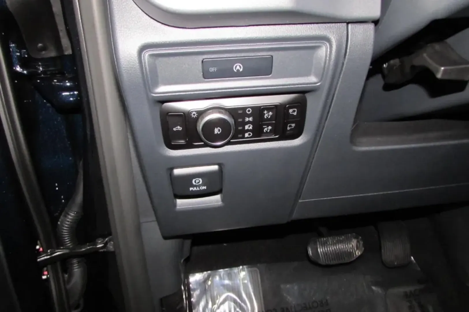 2025 /Black Ford F-150 XLT (1FTFW3L54SK) with an 5.0L engine, located at 12836 Highway 21, De Soto, MO, 63020, (636) 337-7777, 38.151867, -90.575615 - **Elevate Your Adventures with the 2025 Ford F-150 XLT at Pettus Ford De Soto!**<br /> <br /> Are you ready to take your weekend getaways and everyday errands to the next level? Look no further than the stunning 2025 Ford F-150 XLT, the perfect truck for those who crave both adventure and practicali - Photo#17