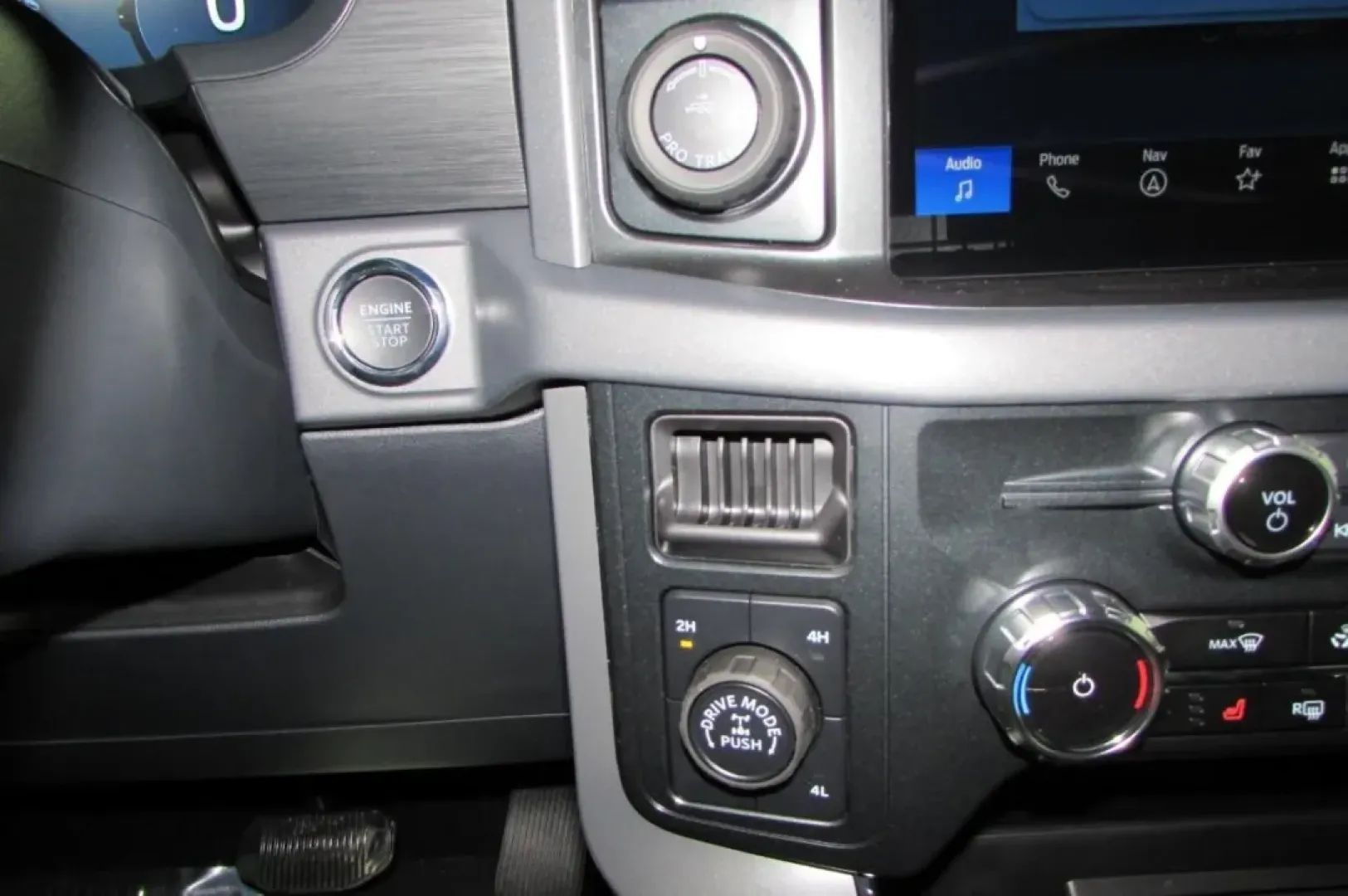 2025 /Black Ford F-150 XLT (1FTFW3L54SK) with an 5.0L engine, located at 12836 Highway 21, De Soto, MO, 63020, (636) 337-7777, 38.151867, -90.575615 - **Elevate Your Adventures with the 2025 Ford F-150 XLT at Pettus Ford De Soto!**<br /> <br /> Are you ready to take your weekend getaways and everyday errands to the next level? Look no further than the stunning 2025 Ford F-150 XLT, the perfect truck for those who crave both adventure and practicali - Photo#23