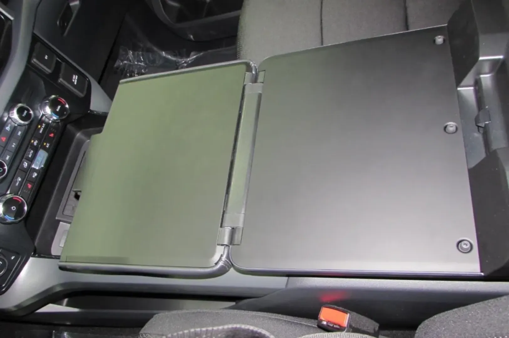 2025 /Black Ford F-150 XLT (1FTFW3L54SK) with an 5.0L engine, located at 12836 Highway 21, De Soto, MO, 63020, (636) 337-7777, 38.151867, -90.575615 - **Elevate Your Adventures with the 2025 Ford F-150 XLT at Pettus Ford De Soto!**<br /> <br /> Are you ready to take your weekend getaways and everyday errands to the next level? Look no further than the stunning 2025 Ford F-150 XLT, the perfect truck for those who crave both adventure and practicali - Photo#26