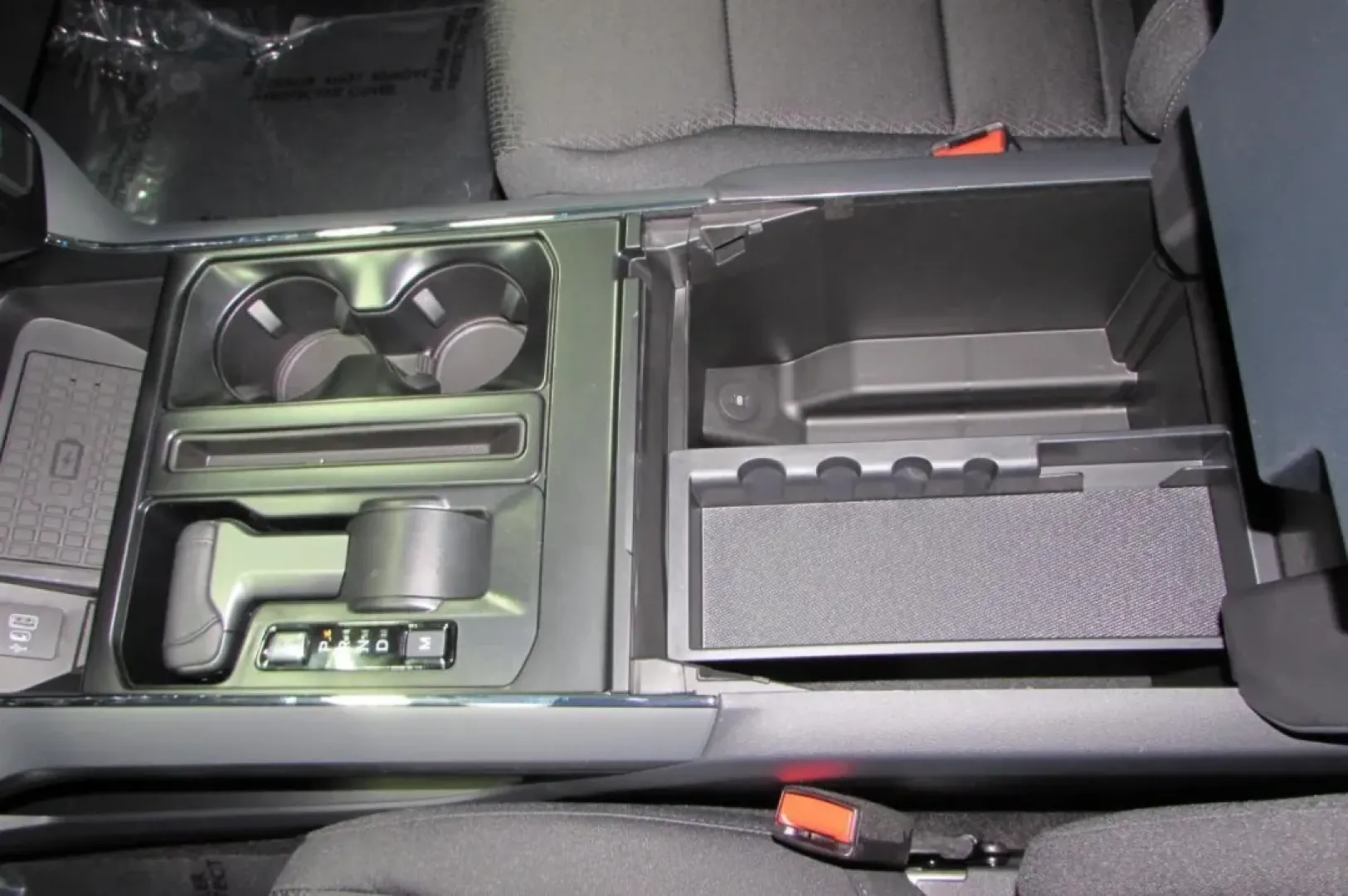 2025 /Black Ford F-150 XLT (1FTFW3L54SK) with an 5.0L engine, located at 12836 Highway 21, De Soto, MO, 63020, (636) 337-7777, 38.151867, -90.575615 - **Elevate Your Adventures with the 2025 Ford F-150 XLT at Pettus Ford De Soto!**<br /> <br /> Are you ready to take your weekend getaways and everyday errands to the next level? Look no further than the stunning 2025 Ford F-150 XLT, the perfect truck for those who crave both adventure and practicali - Photo#27