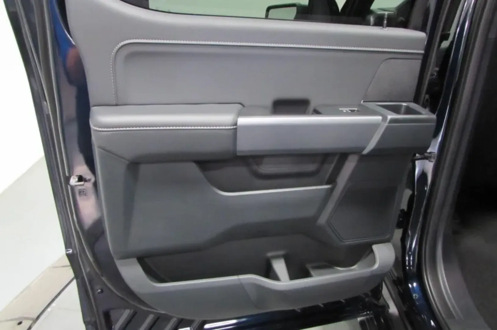 2025 /Black Ford F-150 XLT (1FTFW3L54SK) with an 5.0L engine, located at 12836 Highway 21, De Soto, MO, 63020, (636) 337-7777, 38.151867, -90.575615 - **Elevate Your Adventures with the 2025 Ford F-150 XLT at Pettus Ford De Soto!**<br /> <br /> Are you ready to take your weekend getaways and everyday errands to the next level? Look no further than the stunning 2025 Ford F-150 XLT, the perfect truck for those who crave both adventure and practicali - Photo#29