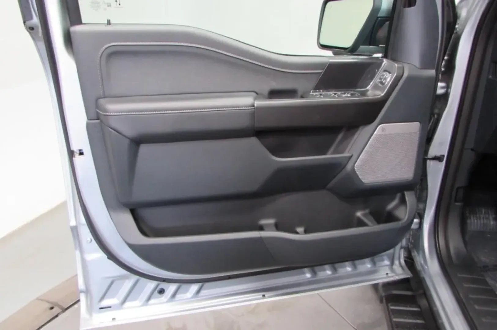 2025 /Black Ford F-150 LARIAT (1FTFW5L57SK) with an 5.0L V8 engine, located at 12836 Highway 21, De Soto, MO, 63020, (636) 337-7777, 38.151867, -90.575615 - **Unleash Your Adventure with a 2025 Ford F-150 LARIAT Perfect for Any Lifestyle**<br /> <br /> Are you ready to elevate your driving experience and tackle life's adventures in style? Look no further than the 2025 Ford F-150 LARIAT, available now at Pettus Ford De Soto, located at 12836 Missouri Hw - Photo#14