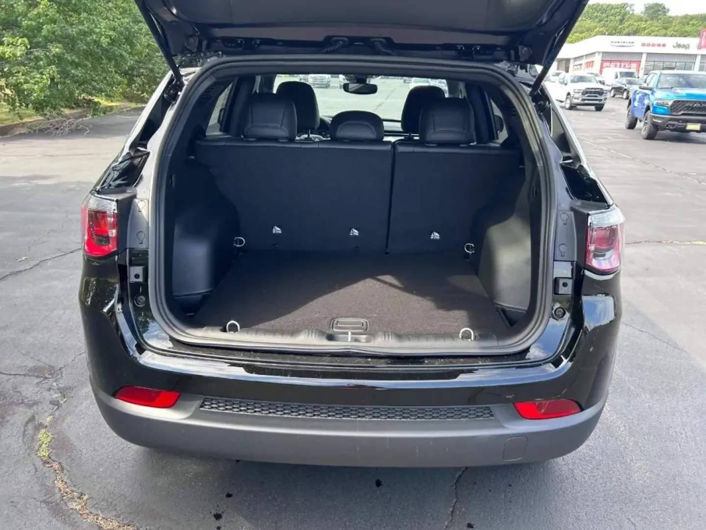 2025 /Black Leather Trimmed Jeep Compass Latitude (3C4NJDBN1ST) with an 2.0L I4 DOHC DI Turbo engine, Automatic transmission, located at 970 Woodlawn Dr., Farmington, MO, 63640, (573) 431-7800, 37.825642, -90.468674 - **Adventure Awaits with the 2025 Jeep Compass Latitude Your Perfect Companion for Life in Farmington!**<br /> <br /> Are you seeking an SUV that seamlessly blends style, comfort, and capability? Look no further than the stunning 2025 Jeep Compass Latitude, now available at Pettus CDJR Farmington. W - Photo#4