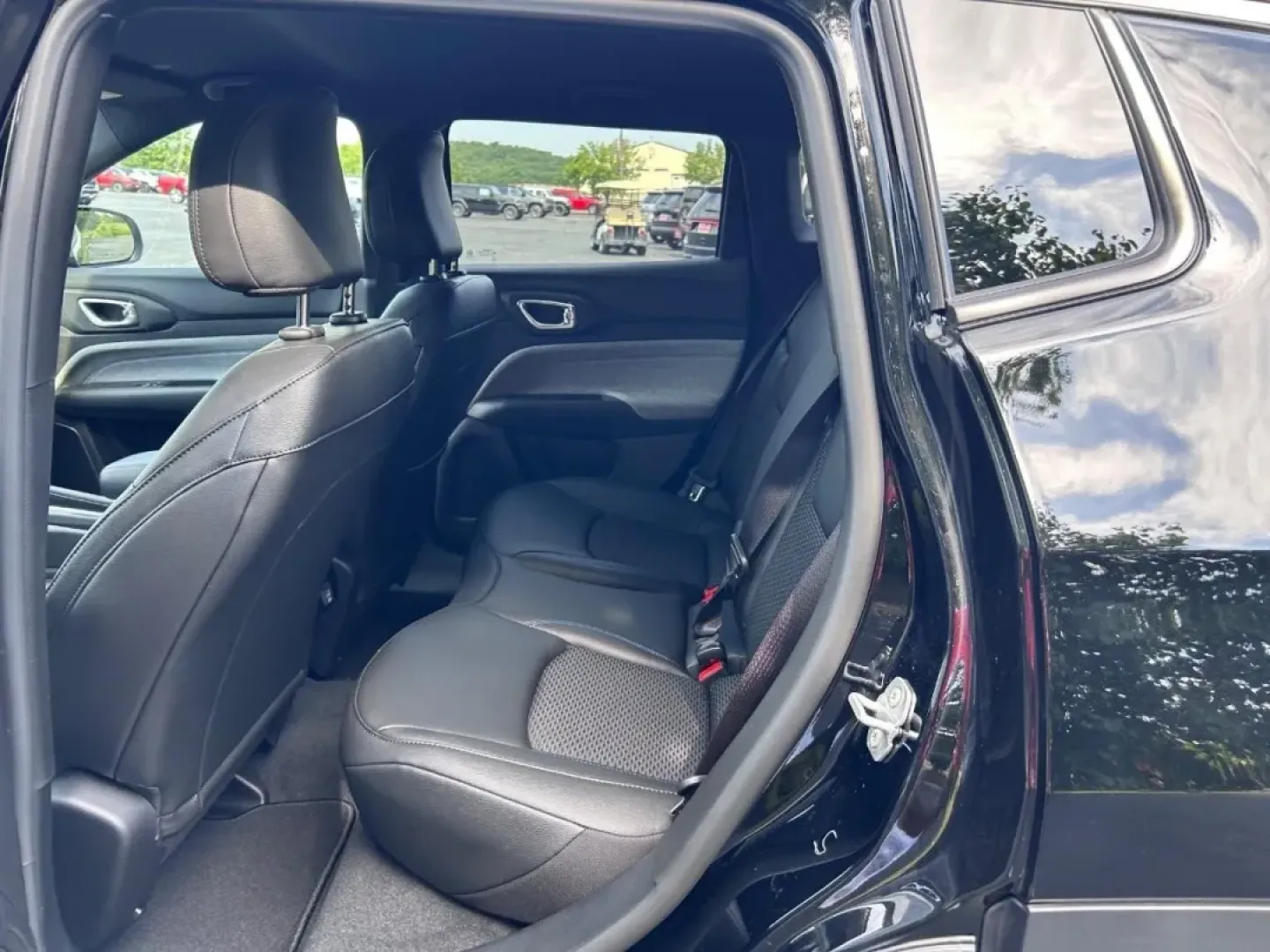 2025 /Black Leather Trimmed Jeep Compass Latitude (3C4NJDBN1ST) with an 2.0L I4 DOHC DI Turbo engine, Automatic transmission, located at 970 Woodlawn Dr., Farmington, MO, 63640, (573) 431-7800, 37.825642, -90.468674 - **Adventure Awaits with the 2025 Jeep Compass Latitude Your Perfect Companion for Life in Farmington!**<br /> <br /> Are you seeking an SUV that seamlessly blends style, comfort, and capability? Look no further than the stunning 2025 Jeep Compass Latitude, now available at Pettus CDJR Farmington. W - Photo#8