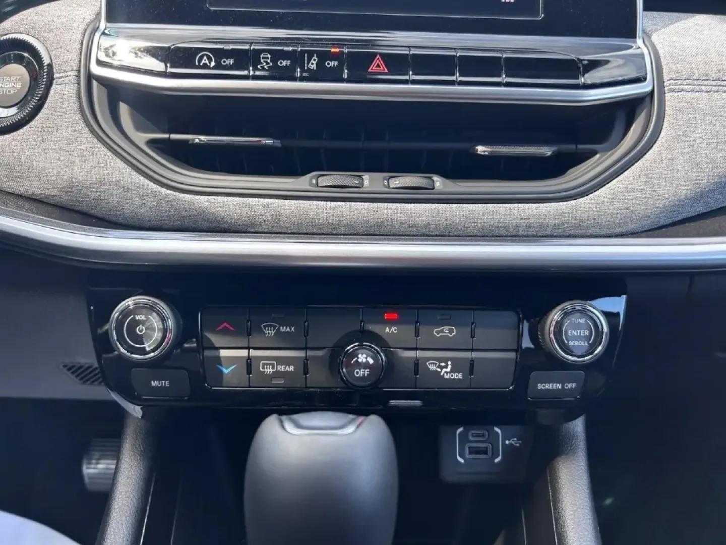 2025 /Black Leather Trimmed Jeep Compass Latitude (3C4NJDBN1ST) with an 2.0L I4 DOHC DI Turbo engine, Automatic transmission, located at 970 Woodlawn Dr., Farmington, MO, 63640, (573) 431-7800, 37.825642, -90.468674 - **Adventure Awaits with the 2025 Jeep Compass Latitude Your Perfect Companion for Life in Farmington!**<br /> <br /> Are you seeking an SUV that seamlessly blends style, comfort, and capability? Look no further than the stunning 2025 Jeep Compass Latitude, now available at Pettus CDJR Farmington. W - Photo#14