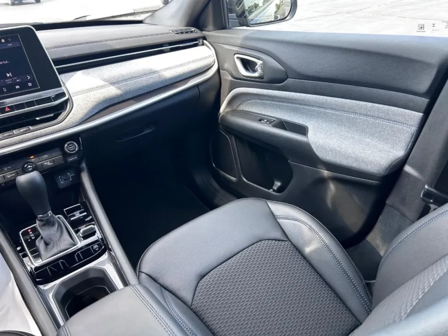 2025 /Black Leather Trimmed Jeep Compass Latitude (3C4NJDBN1ST) with an 2.0L I4 DOHC DI Turbo engine, Automatic transmission, located at 970 Woodlawn Dr., Farmington, MO, 63640, (573) 431-7800, 37.825642, -90.468674 - **Adventure Awaits with the 2025 Jeep Compass Latitude Your Perfect Companion for Life in Farmington!**<br /> <br /> Are you seeking an SUV that seamlessly blends style, comfort, and capability? Look no further than the stunning 2025 Jeep Compass Latitude, now available at Pettus CDJR Farmington. W - Photo#16