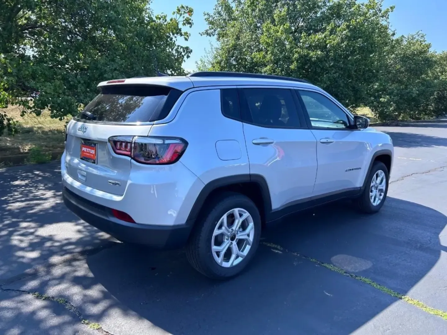 2025 /Black Leather Trimmed Jeep Compass Latitude (3C4NJDBN3ST) with an 2.0L I4 DOHC DI Turbo engine, Automatic transmission, located at 970 Woodlawn Dr., Farmington, MO, 63640, (573) 431-7800, 37.825642, -90.468674 - **Discover Your Next Adventure with the 2025 Jeep Compass Latitude at Pettus CDJR Farmington!**<br /> <br /> Are you ready to elevate your weekend getaways, navigate challenging terrains, or simply navigate your daily commute with confidence? The 2025 Jeep Compass Latitude, now available at Pettus C - Photo#2