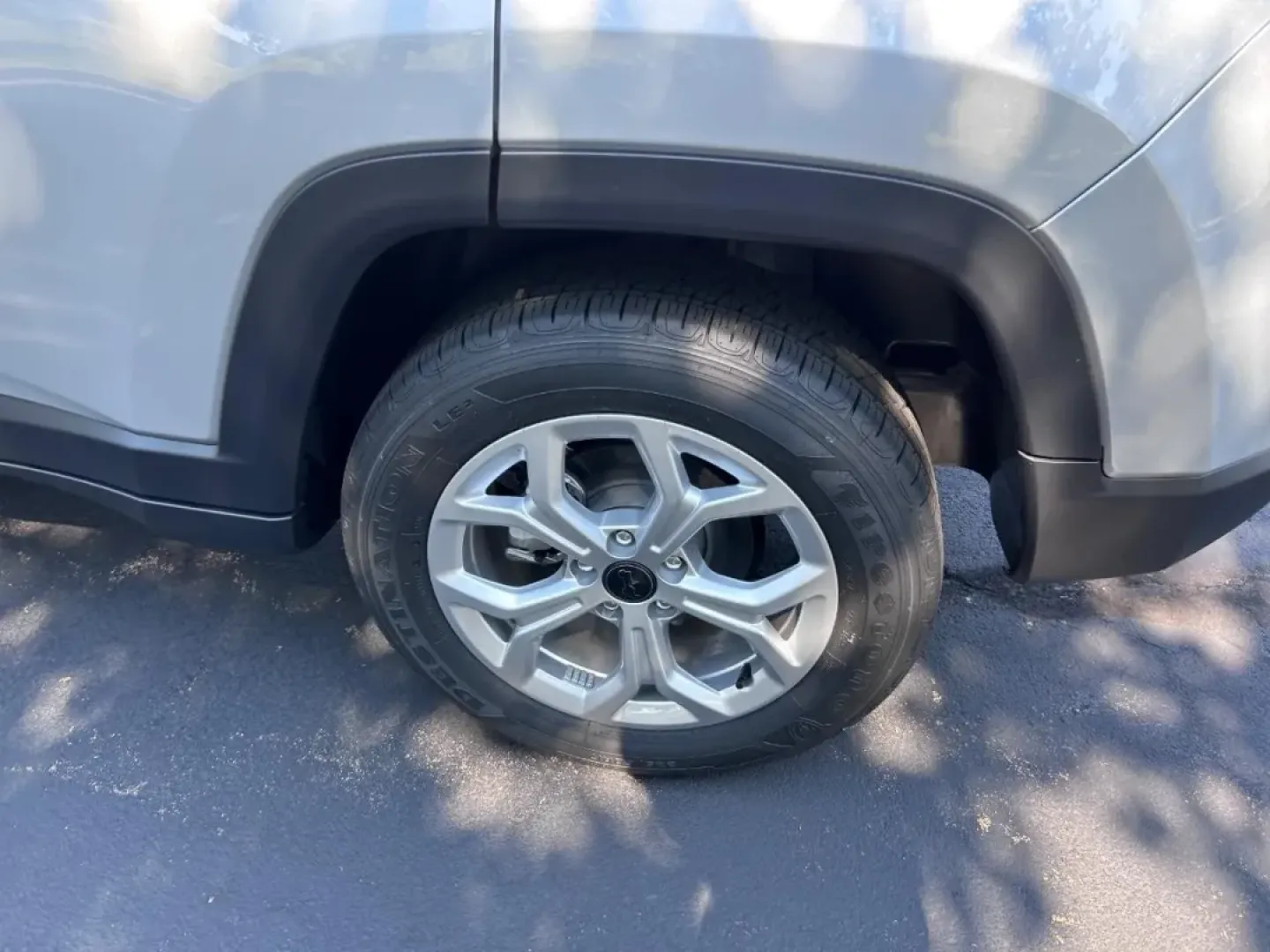 2025 /Black Leather Trimmed Jeep Compass Latitude (3C4NJDBN3ST) with an 2.0L I4 DOHC DI Turbo engine, Automatic transmission, located at 970 Woodlawn Dr., Farmington, MO, 63640, (573) 431-7800, 37.825642, -90.468674 - **Discover Your Next Adventure with the 2025 Jeep Compass Latitude at Pettus CDJR Farmington!**<br /> <br /> Are you ready to elevate your weekend getaways, navigate challenging terrains, or simply navigate your daily commute with confidence? The 2025 Jeep Compass Latitude, now available at Pettus C - Photo#5