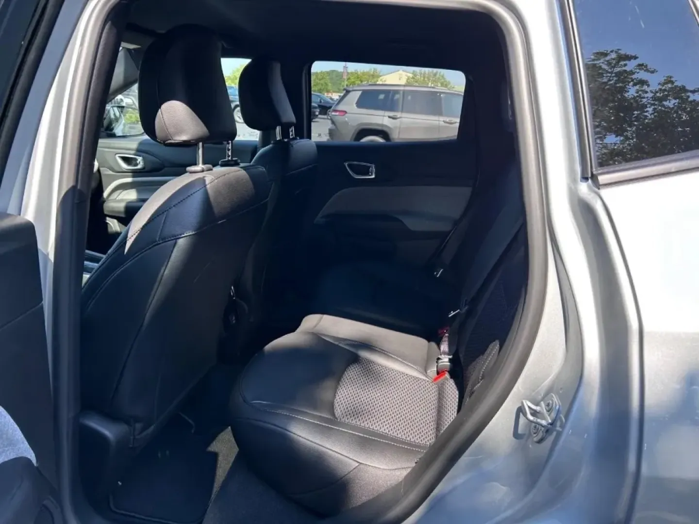 2025 /Black Leather Trimmed Jeep Compass Latitude (3C4NJDBN3ST) with an 2.0L I4 DOHC DI Turbo engine, Automatic transmission, located at 970 Woodlawn Dr., Farmington, MO, 63640, (573) 431-7800, 37.825642, -90.468674 - **Discover Your Next Adventure with the 2025 Jeep Compass Latitude at Pettus CDJR Farmington!**<br /> <br /> Are you ready to elevate your weekend getaways, navigate challenging terrains, or simply navigate your daily commute with confidence? The 2025 Jeep Compass Latitude, now available at Pettus C - Photo#8