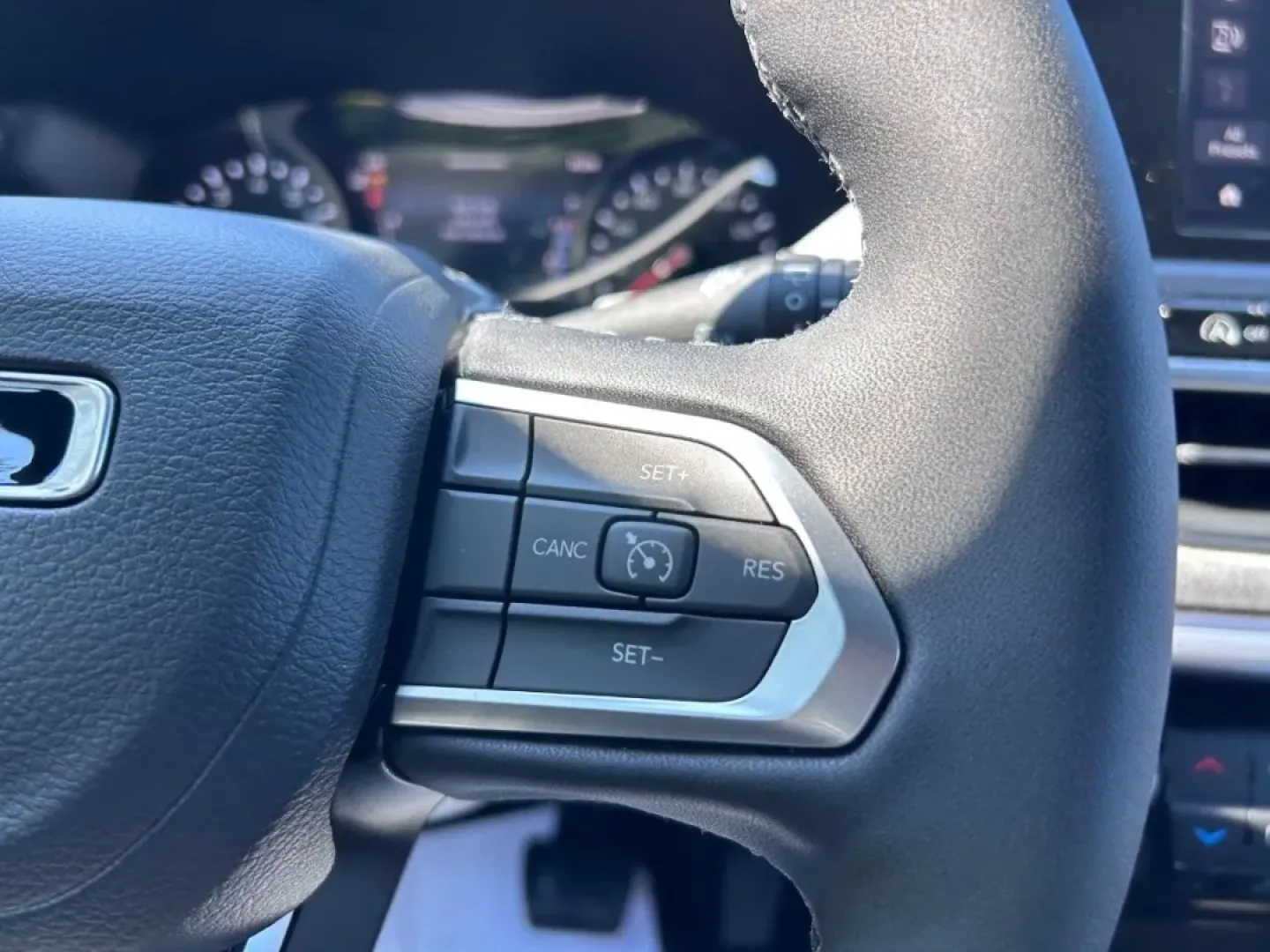 2025 /Black Leather Trimmed Jeep Compass Latitude (3C4NJDBN3ST) with an 2.0L I4 DOHC DI Turbo engine, Automatic transmission, located at 970 Woodlawn Dr., Farmington, MO, 63640, (573) 431-7800, 37.825642, -90.468674 - **Discover Your Next Adventure with the 2025 Jeep Compass Latitude at Pettus CDJR Farmington!**<br /> <br /> Are you ready to elevate your weekend getaways, navigate challenging terrains, or simply navigate your daily commute with confidence? The 2025 Jeep Compass Latitude, now available at Pettus C - Photo#12