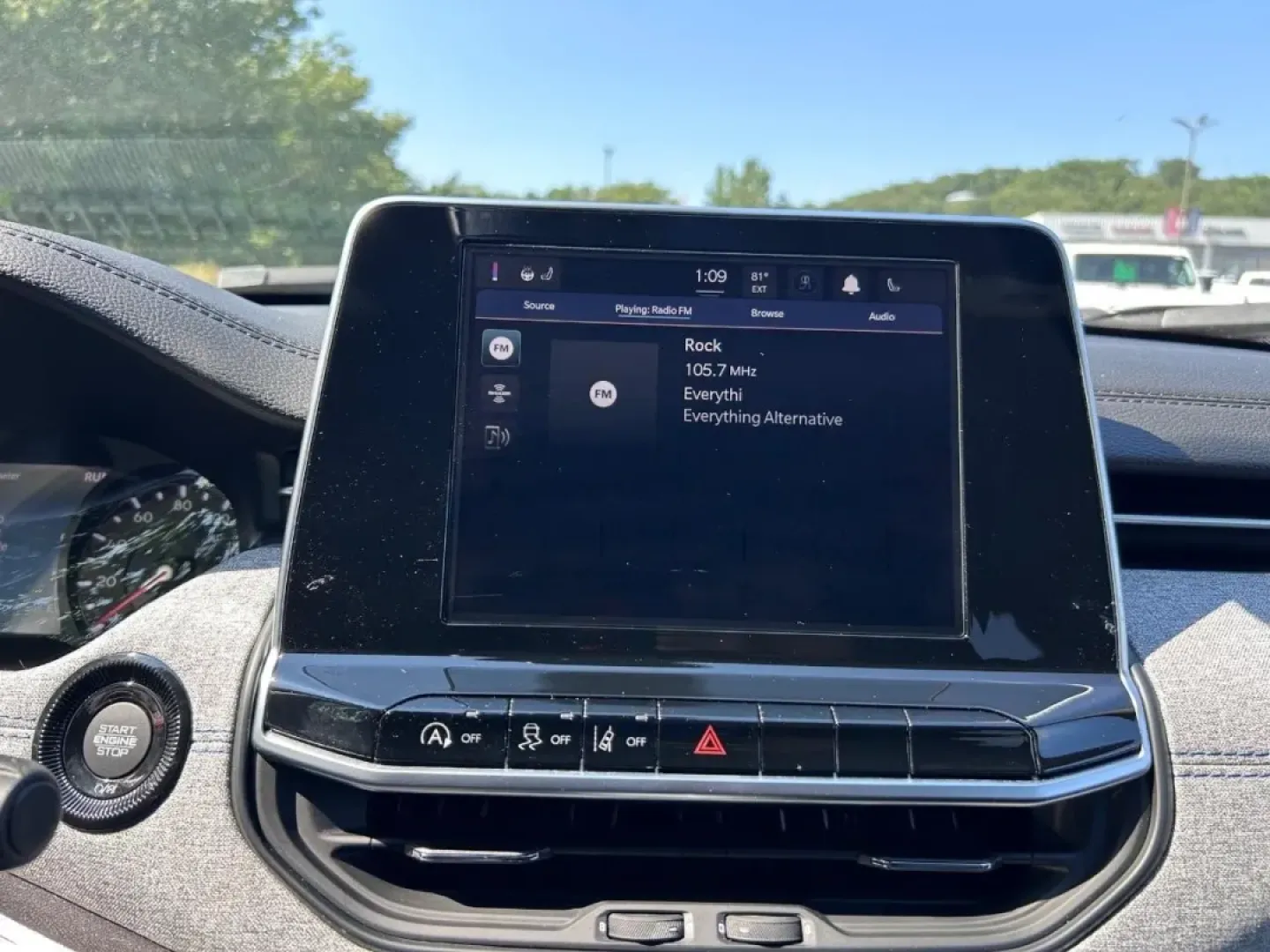 2025 /Black Leather Trimmed Jeep Compass Latitude (3C4NJDBN3ST) with an 2.0L I4 DOHC DI Turbo engine, Automatic transmission, located at 970 Woodlawn Dr., Farmington, MO, 63640, (573) 431-7800, 37.825642, -90.468674 - **Discover Your Next Adventure with the 2025 Jeep Compass Latitude at Pettus CDJR Farmington!**<br /> <br /> Are you ready to elevate your weekend getaways, navigate challenging terrains, or simply navigate your daily commute with confidence? The 2025 Jeep Compass Latitude, now available at Pettus C - Photo#13