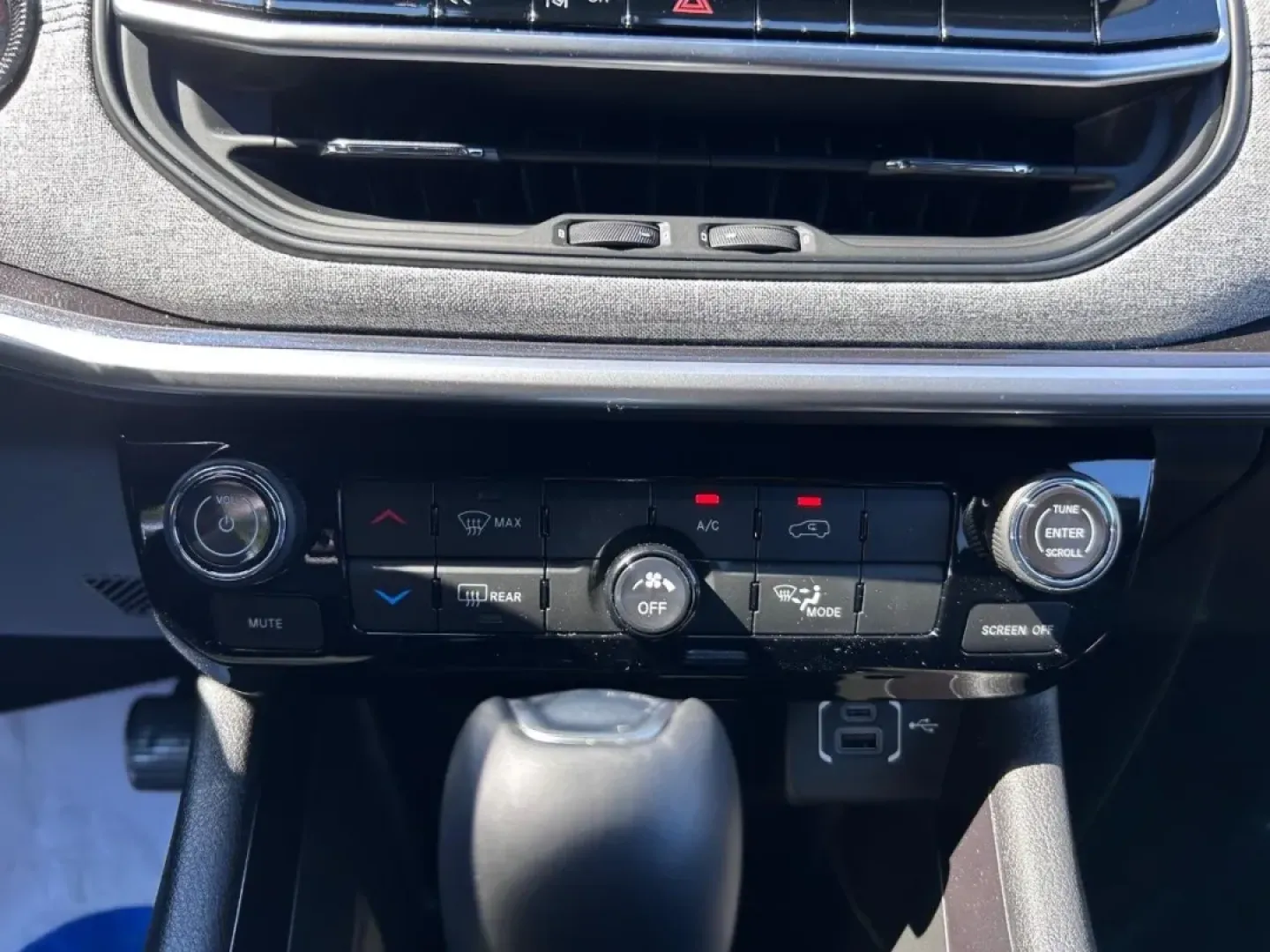 2025 /Black Leather Trimmed Jeep Compass Latitude (3C4NJDBN3ST) with an 2.0L I4 DOHC DI Turbo engine, Automatic transmission, located at 970 Woodlawn Dr., Farmington, MO, 63640, (573) 431-7800, 37.825642, -90.468674 - **Discover Your Next Adventure with the 2025 Jeep Compass Latitude at Pettus CDJR Farmington!**<br /> <br /> Are you ready to elevate your weekend getaways, navigate challenging terrains, or simply navigate your daily commute with confidence? The 2025 Jeep Compass Latitude, now available at Pettus C - Photo#14