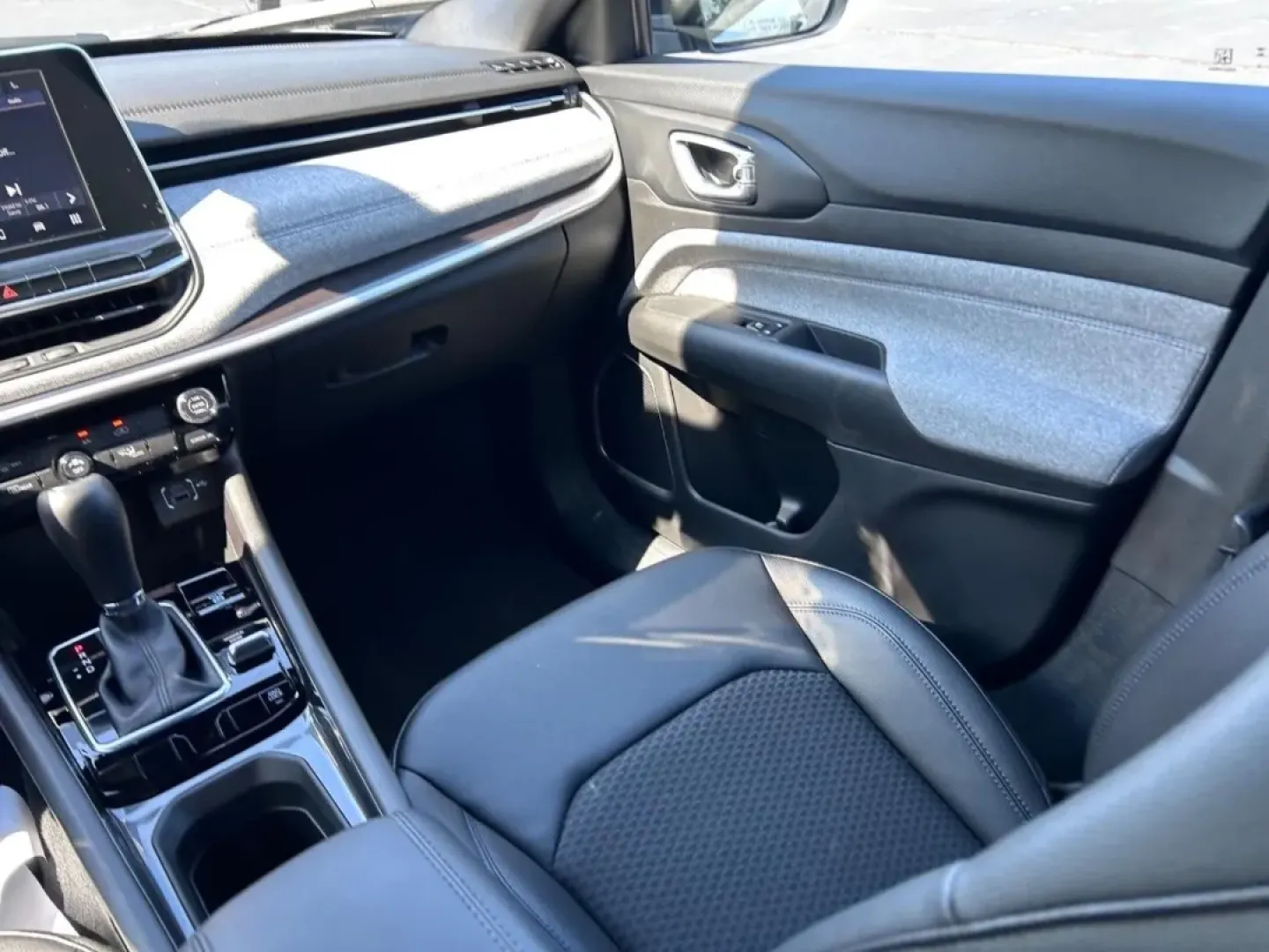 2025 /Black Leather Trimmed Jeep Compass Latitude (3C4NJDBN3ST) with an 2.0L I4 DOHC DI Turbo engine, Automatic transmission, located at 970 Woodlawn Dr., Farmington, MO, 63640, (573) 431-7800, 37.825642, -90.468674 - **Discover Your Next Adventure with the 2025 Jeep Compass Latitude at Pettus CDJR Farmington!**<br /> <br /> Are you ready to elevate your weekend getaways, navigate challenging terrains, or simply navigate your daily commute with confidence? The 2025 Jeep Compass Latitude, now available at Pettus C - Photo#16