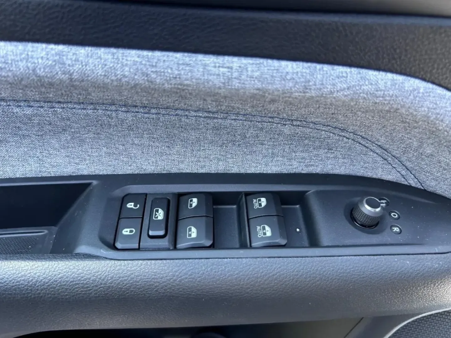 2025 /Black Leather Trimmed Jeep Compass Latitude (3C4NJDBN3ST) with an 2.0L I4 DOHC DI Turbo engine, Automatic transmission, located at 970 Woodlawn Dr., Farmington, MO, 63640, (573) 431-7800, 37.825642, -90.468674 - **Discover Your Next Adventure with the 2025 Jeep Compass Latitude at Pettus CDJR Farmington!**<br /> <br /> Are you ready to elevate your weekend getaways, navigate challenging terrains, or simply navigate your daily commute with confidence? The 2025 Jeep Compass Latitude, now available at Pettus C - Photo#17