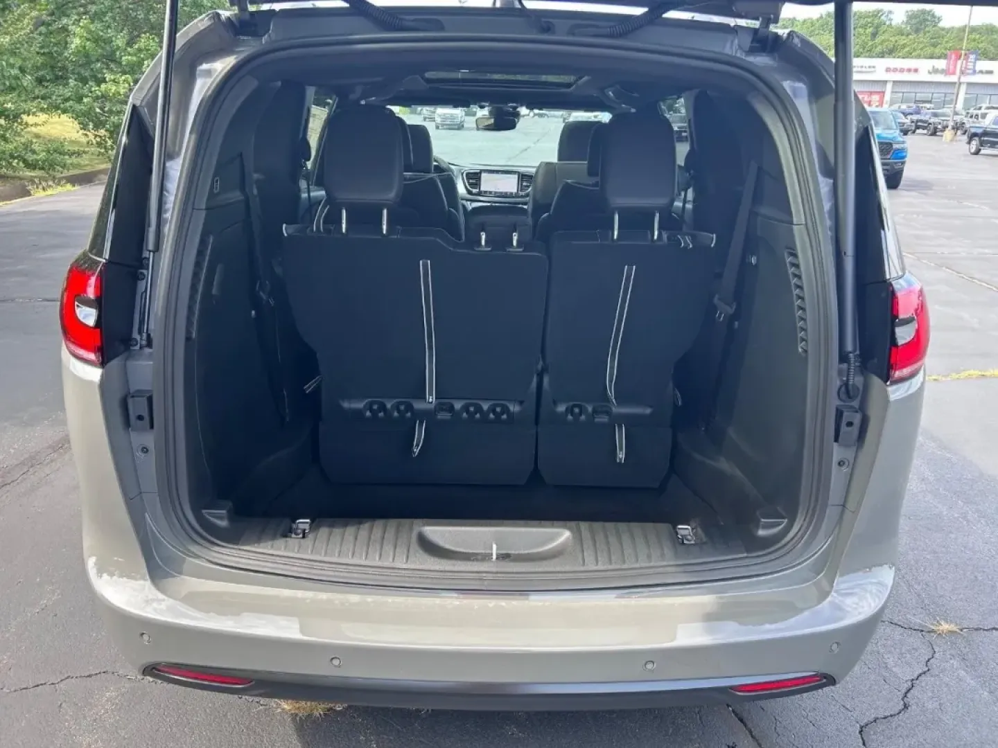 2025 /Black Leather Chrysler Pacifica Limited (2C4RC1GG9SR) with an 3.6L V6 24V VVT UPG I engine, Automatic transmission, located at 970 Woodlawn Dr., Farmington, MO, 63640, (573) 431-7800, 37.825642, -90.468674 - Explore the perfect blend of style, comfort, and functionality with the 2025 Chrysler Pacifica Limited, now available at Pettus CDJR Farmington. Located at 970 Woodlawn Drive in Farmington, MO, we are your trusted OEM dealership dedicated to providing quality used vehicles and certified pre-owned op - Photo#4