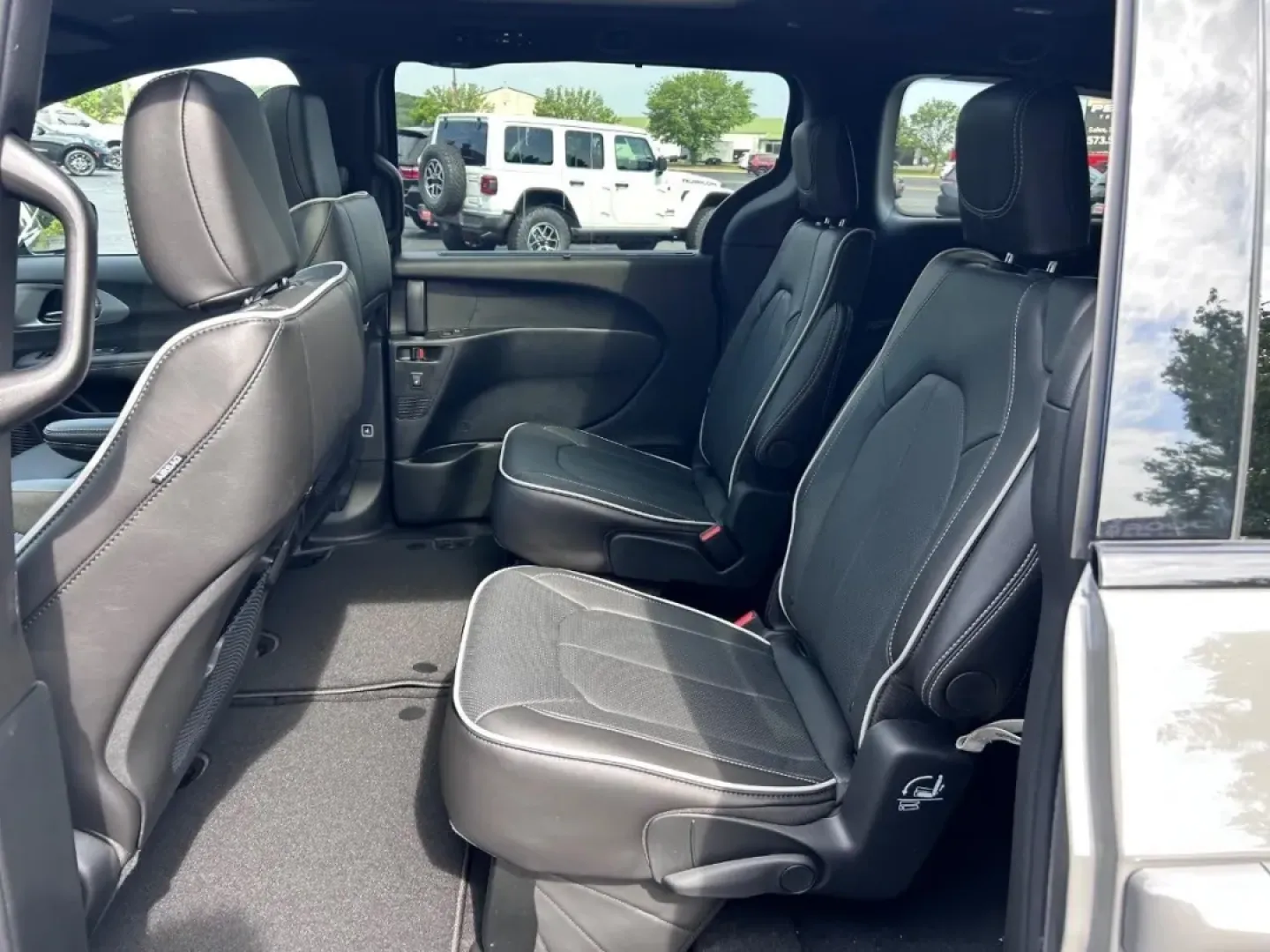 2025 /Black Leather Chrysler Pacifica Limited (2C4RC1GG9SR) with an 3.6L V6 24V VVT UPG I engine, Automatic transmission, located at 970 Woodlawn Dr., Farmington, MO, 63640, (573) 431-7800, 37.825642, -90.468674 - Explore the perfect blend of style, comfort, and functionality with the 2025 Chrysler Pacifica Limited, now available at Pettus CDJR Farmington. Located at 970 Woodlawn Drive in Farmington, MO, we are your trusted OEM dealership dedicated to providing quality used vehicles and certified pre-owned op - Photo#10