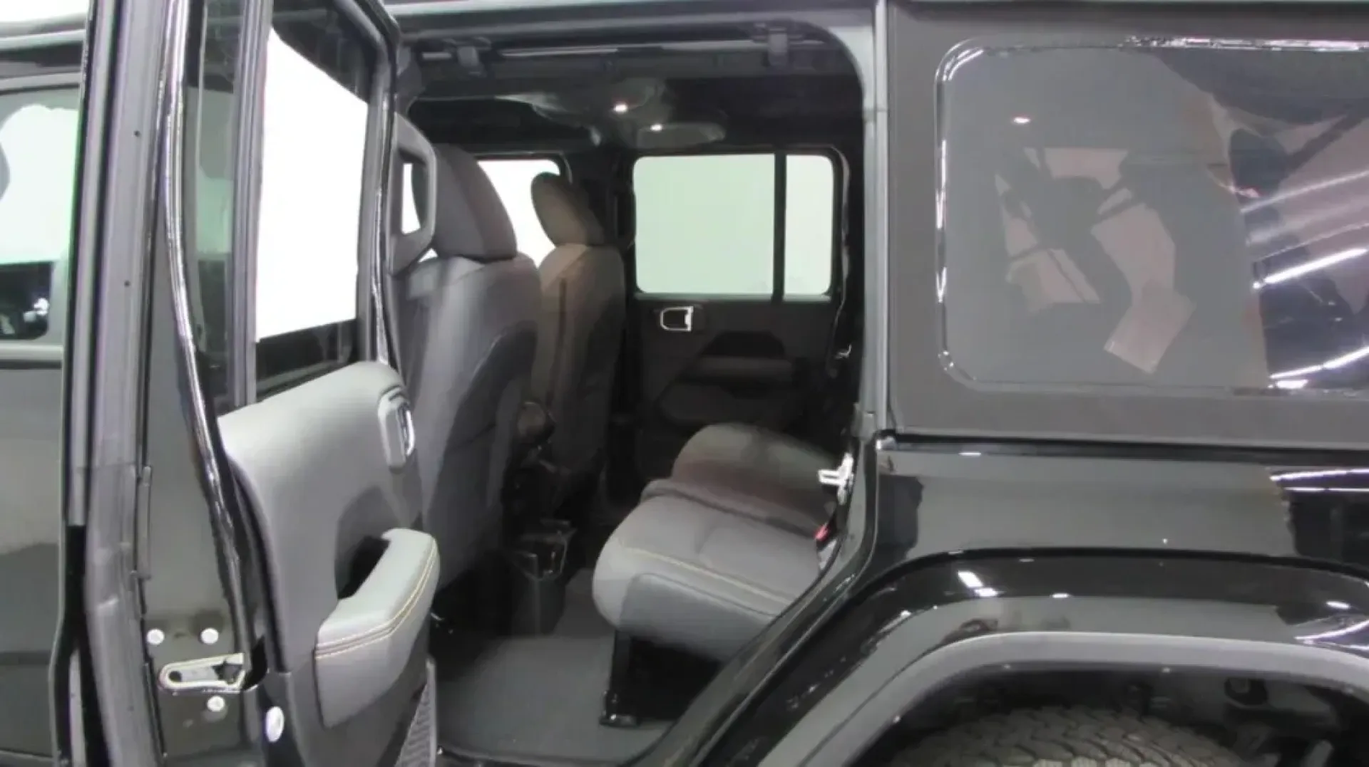 2024 Jeep Wrangler Sahara (1C4PJXEG1RW) with an Other engine, Automatic transmission, located at 12830 Highway 21, De Soto, MO, 63020, (636) 337-7777, 38.153099, -90.573624 - **Unleash Adventure with the 2024 Jeep Wrangler Sahara!** If you're on the lookout for a vehicle that perfectly complements your active lifestyle, your search ends here. The 2024 Jeep Wrangler Sahara is not just a means of transportation; it's your ticket to unforgettable weekend adventures, family - Photo#27