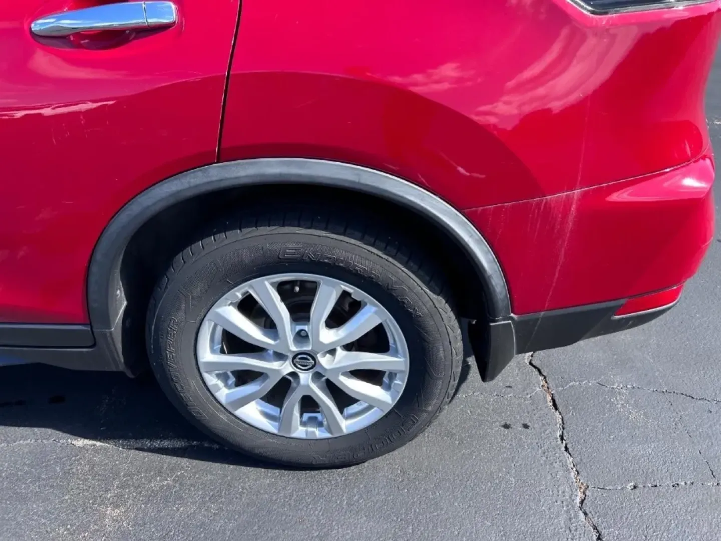 2017 /Charcoal Cloth Nissan Rogue SV (JN8AT2MT6HW) with an 2.5L DOHC 16-Valve I4 engine, Automatic transmission, located at 970 Woodlawn Dr., Farmington, MO, 63640, (573) 431-7800, 37.825642, -90.468674 - **Discover Your Next Adventure with the 2017 Nissan Rogue SV at Pettus CDJR Farmington!**<br /> <br /> Are you a growing family seeking the perfect blend of comfort, versatility, and efficiency for your daily adventures? Look no further! The 2017 Nissan Rogue SV, available at Pettus CDJR Farmington, - Photo#5
