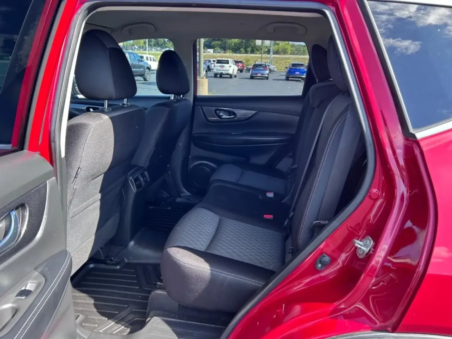 2017 /Charcoal Cloth Nissan Rogue SV (JN8AT2MT6HW) with an 2.5L DOHC 16-Valve I4 engine, Automatic transmission, located at 970 Woodlawn Dr., Farmington, MO, 63640, (573) 431-7800, 37.825642, -90.468674 - **Discover Your Next Adventure with the 2017 Nissan Rogue SV at Pettus CDJR Farmington!**<br /> <br /> Are you a growing family seeking the perfect blend of comfort, versatility, and efficiency for your daily adventures? Look no further! The 2017 Nissan Rogue SV, available at Pettus CDJR Farmington, - Photo#8