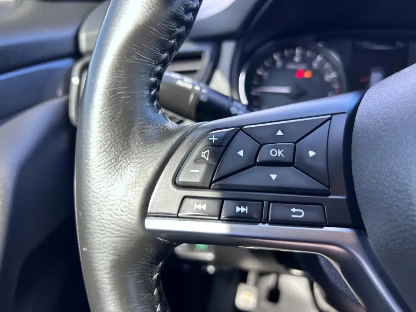 2017 /Charcoal Cloth Nissan Rogue SV (JN8AT2MT6HW) with an 2.5L DOHC 16-Valve I4 engine, Automatic transmission, located at 970 Woodlawn Dr., Farmington, MO, 63640, (573) 431-7800, 37.825642, -90.468674 - **Discover Your Next Adventure with the 2017 Nissan Rogue SV at Pettus CDJR Farmington!**<br /> <br /> Are you a growing family seeking the perfect blend of comfort, versatility, and efficiency for your daily adventures? Look no further! The 2017 Nissan Rogue SV, available at Pettus CDJR Farmington, - Photo#11