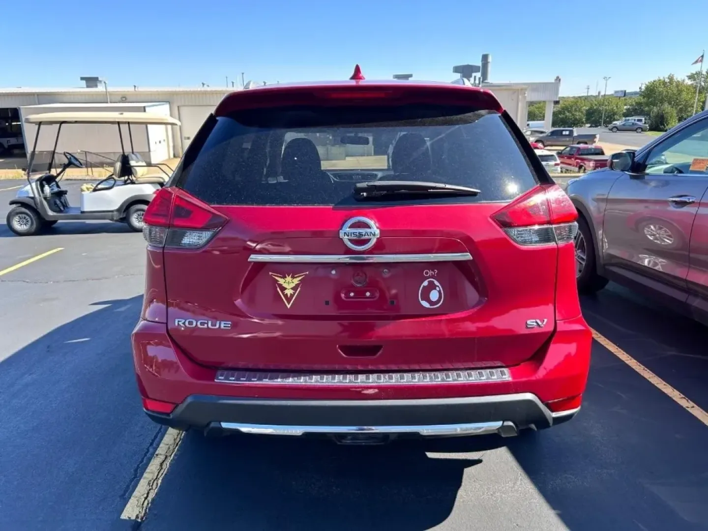 2017 /Charcoal Cloth Nissan Rogue SV (JN8AT2MT6HW) with an 2.5L DOHC 16-Valve I4 engine, Automatic transmission, located at 970 Woodlawn Dr., Farmington, MO, 63640, (573) 431-7800, 37.825642, -90.468674 - **Discover Your Next Adventure with the 2017 Nissan Rogue SV at Pettus CDJR Farmington!**<br /> <br /> Are you a growing family seeking the perfect blend of comfort, versatility, and efficiency for your daily adventures? Look no further! The 2017 Nissan Rogue SV, available at Pettus CDJR Farmington, - Photo#4