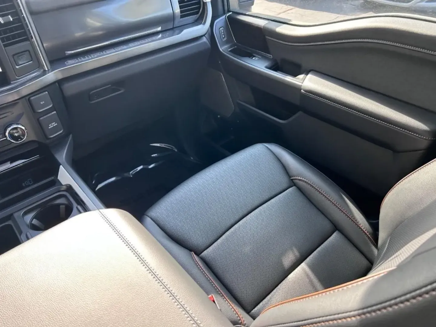 2025 /Black Onyx Leather Ford F-250SD Lariat (1FT8W2BM1SE) with an 6.7L engine, located at 141 Commercial Dr, Fredericktown, MO, 63645, (573) 783-6432, 37.570087, -90.320648 - **Unleash Your Adventure with the 2025 Ford F-250SD Lariat Perfect for Weekend Warriors and Workday Heroes!**<br /> <br /> If you're on the hunt for a robust truck that seamlessly blends utility and comfort, look no further than the stunning 2025 Ford F-250SD Lariat available at Pettus Ford Frederi - Photo#16