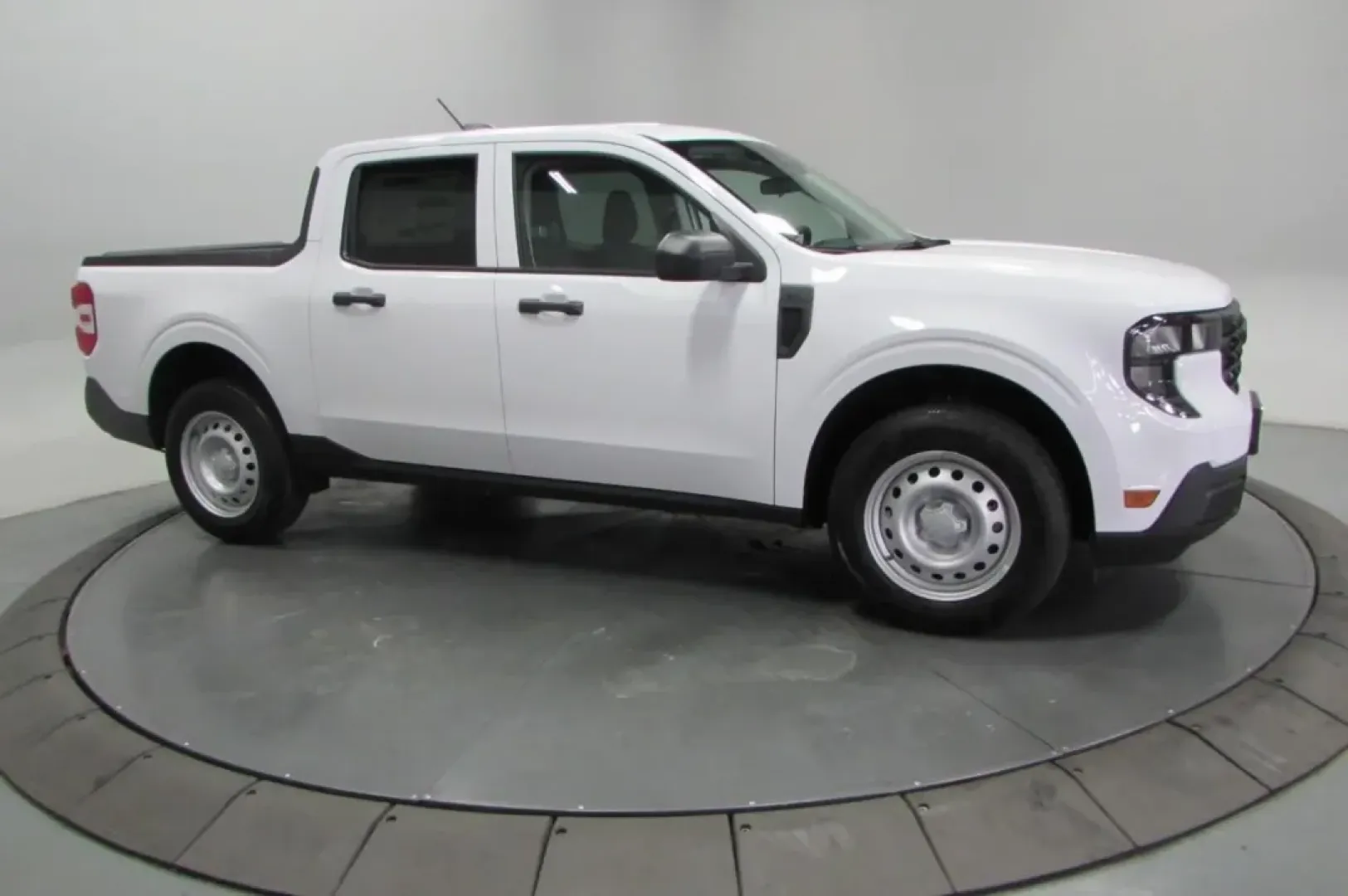 2025 /Black Onyx/Dark Slate Cloth Ford Maverick XL (3FTTW8BA9SR) with an 2.0L engine, located at 12836 Highway 21, De Soto, MO, 63020, (636) 337-7777, 38.151867, -90.575615 - Discover your next adventure with the 2025 Ford Maverick XL, the ultimate truck designed for modern living. Whether you're commuting to work, running errands, or embarking on weekend getaways, this versatile vehicle is an excellent choice for anyone looking for quality used vehicles that combine sty - Photo#3