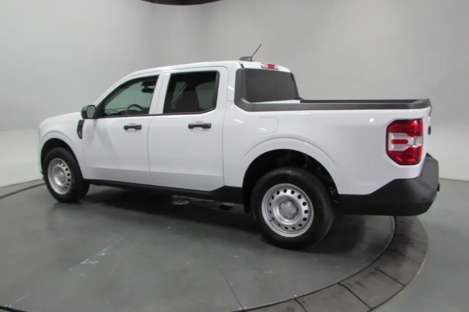 2025 /Black Onyx/Dark Slate Cloth Ford Maverick XL (3FTTW8BA9SR) with an 2.0L engine, located at 12836 Highway 21, De Soto, MO, 63020, (636) 337-7777, 38.151867, -90.575615 - Discover your next adventure with the 2025 Ford Maverick XL, the ultimate truck designed for modern living. Whether you're commuting to work, running errands, or embarking on weekend getaways, this versatile vehicle is an excellent choice for anyone looking for quality used vehicles that combine sty - Photo#4