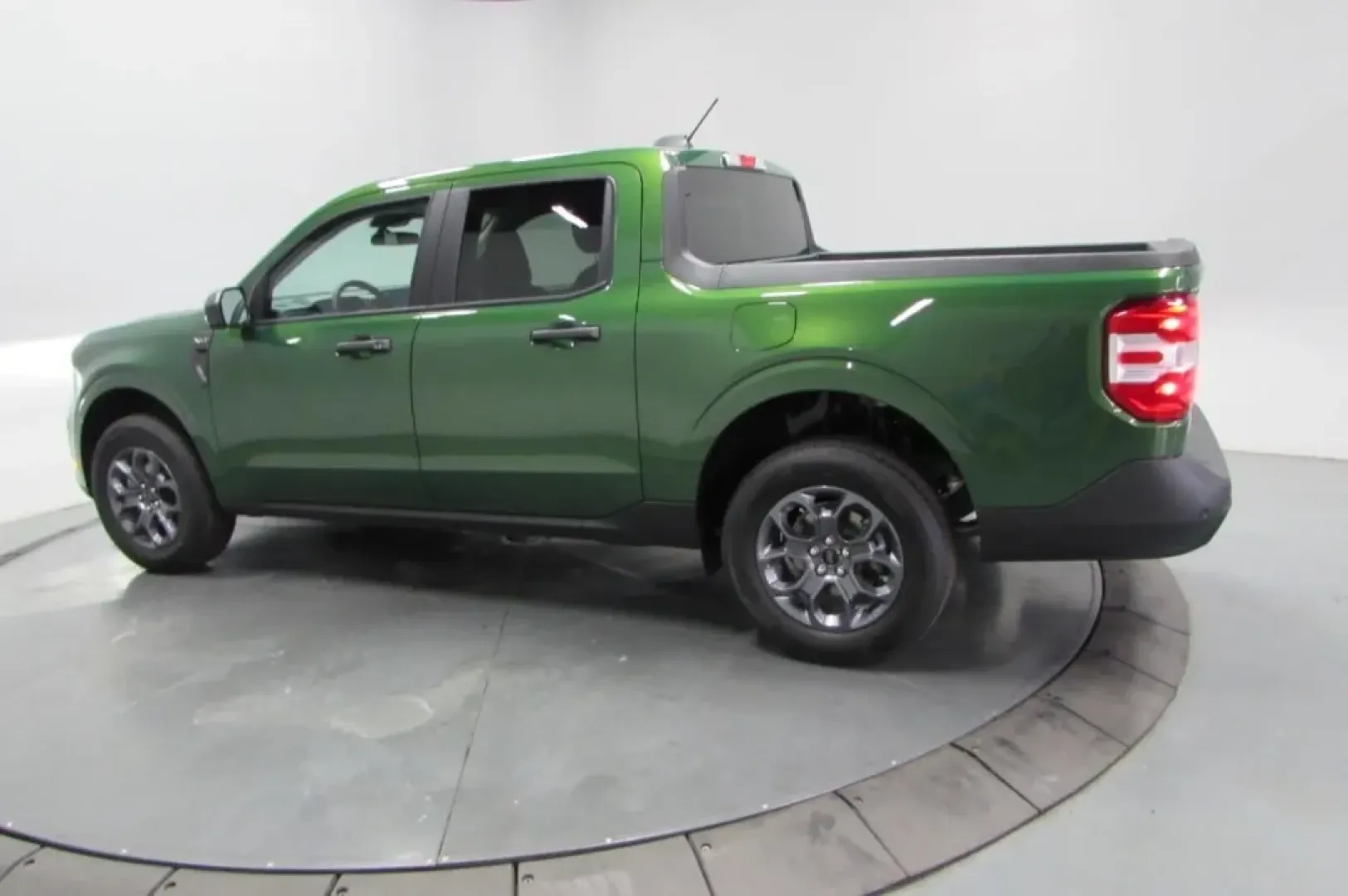 2025 /Navy Pier/Aspen Gray Leather Ford Maverick XLT (3FTTW8JA4SR) with an 2.0L engine, located at 12836 Highway 21, De Soto, MO, 63020, (636) 337-7777, 38.151867, -90.575615 - ### Get Ready for Adventure with the 2025 Ford Maverick XLT!<br /> <br /> Are you looking for the perfect vehicle to match your adventurous lifestyle? Whether you're a weekend warrior, a busy professional, or a growing family, the 2025 Ford Maverick XLT is designed to meet your needs while offering - Photo#4
