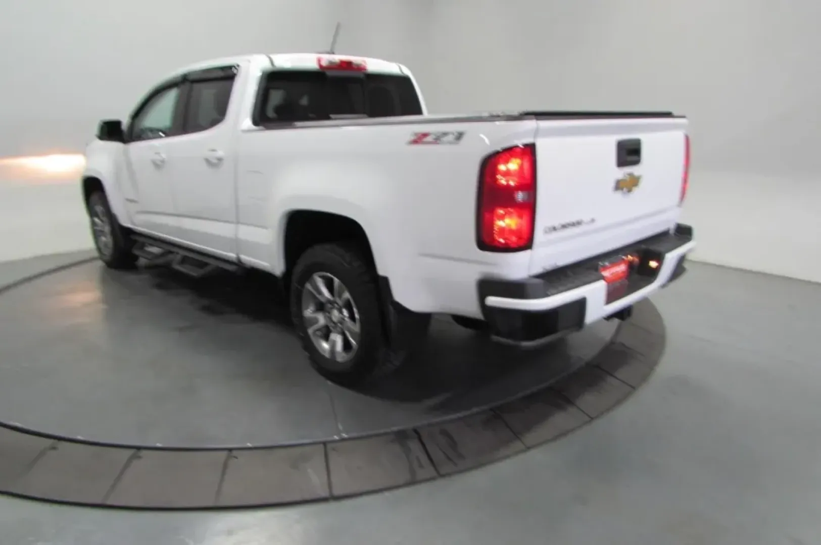 2018 /Black Chevrolet Colorado Z71 (1GCGTDEN4J1) with an Other engine, located at 12836 Highway 21, De Soto, MO, 63020, (636) 337-7777, 38.151867, -90.575615 - Are you ready to elevate your weekend adventures and tackle those tough jobs with ease? Look no further than this rugged 2018 Chevrolet Colorado 4WD Z71 Crew Cab, available now at Pettus Ford De Soto. With its robust capabilities and refined comfort, this truck is perfect for those who crave adventu - Photo#5